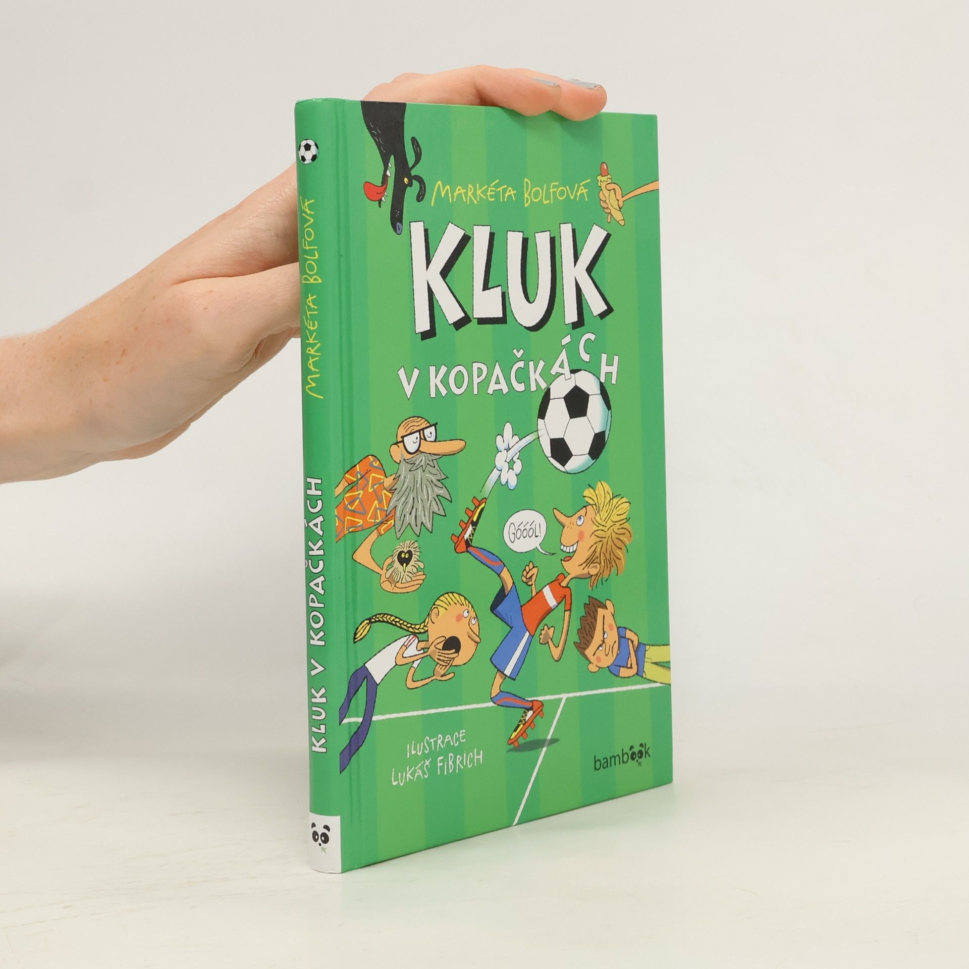 Kluk v kopačkách