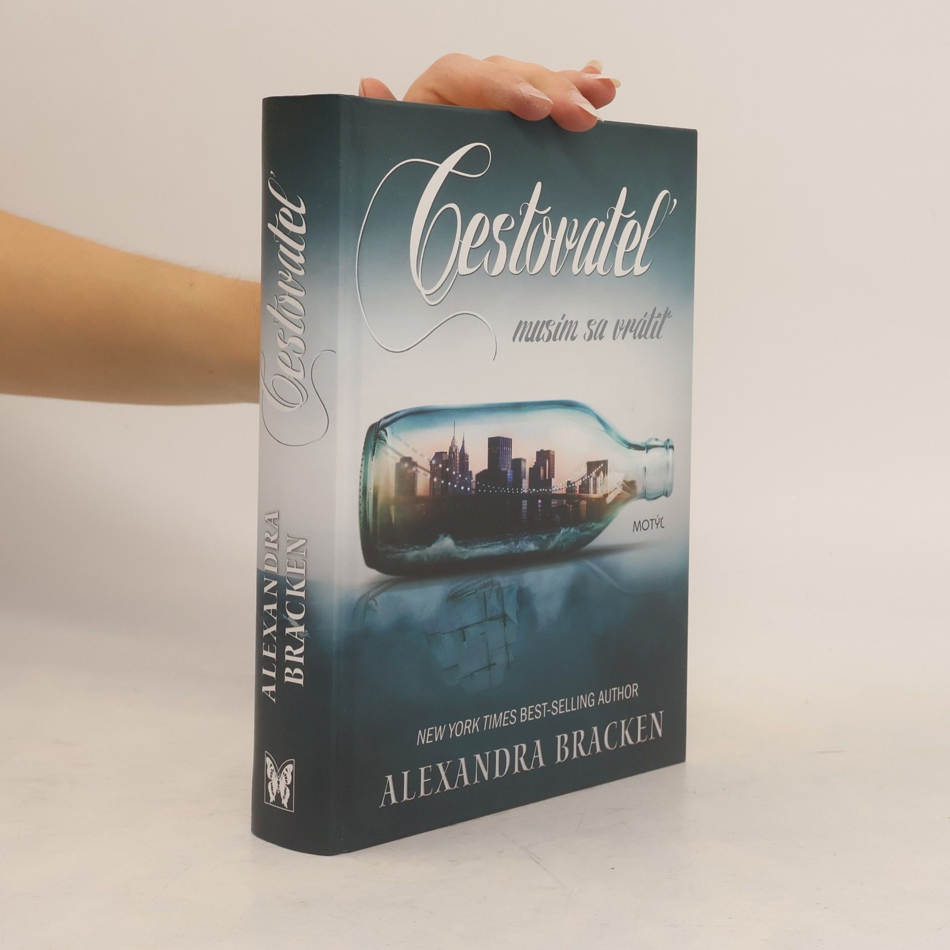 Alexandra Bracken Cestovateľ