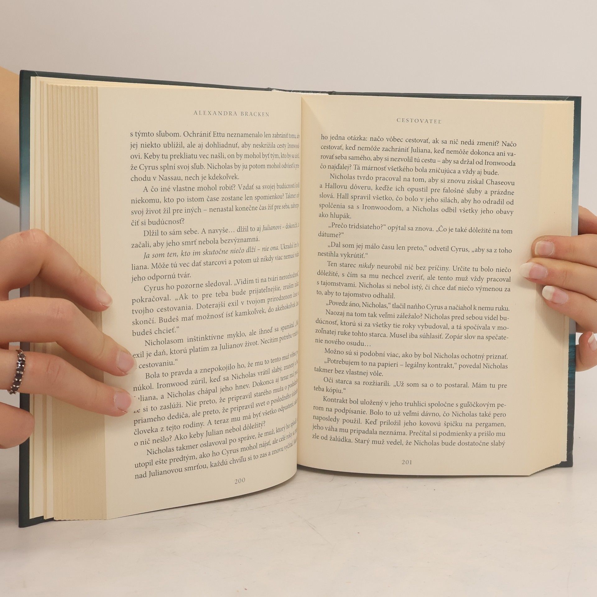 Alexandra Bracken Cestovateľ