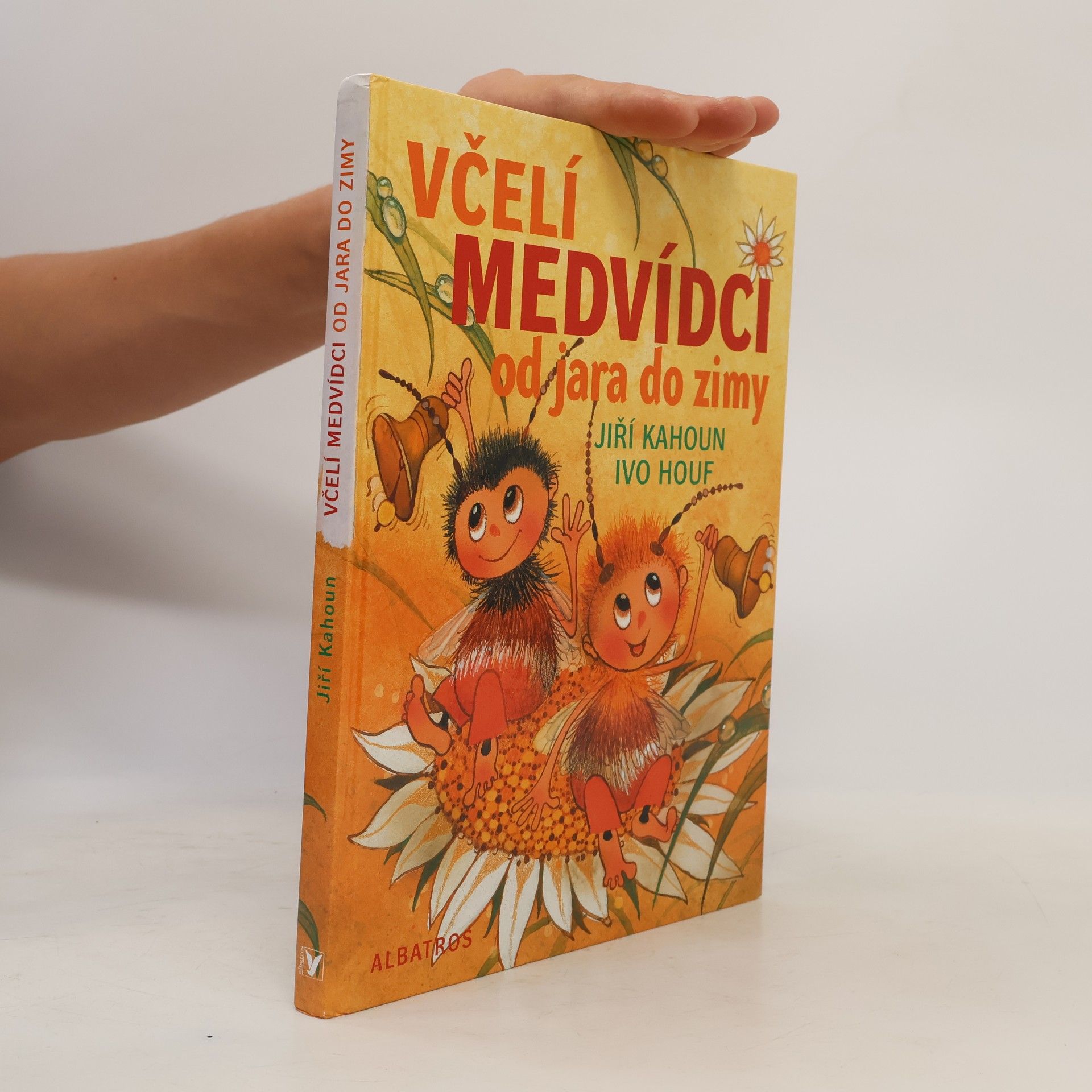 Včelí medvídci od jara do zimy