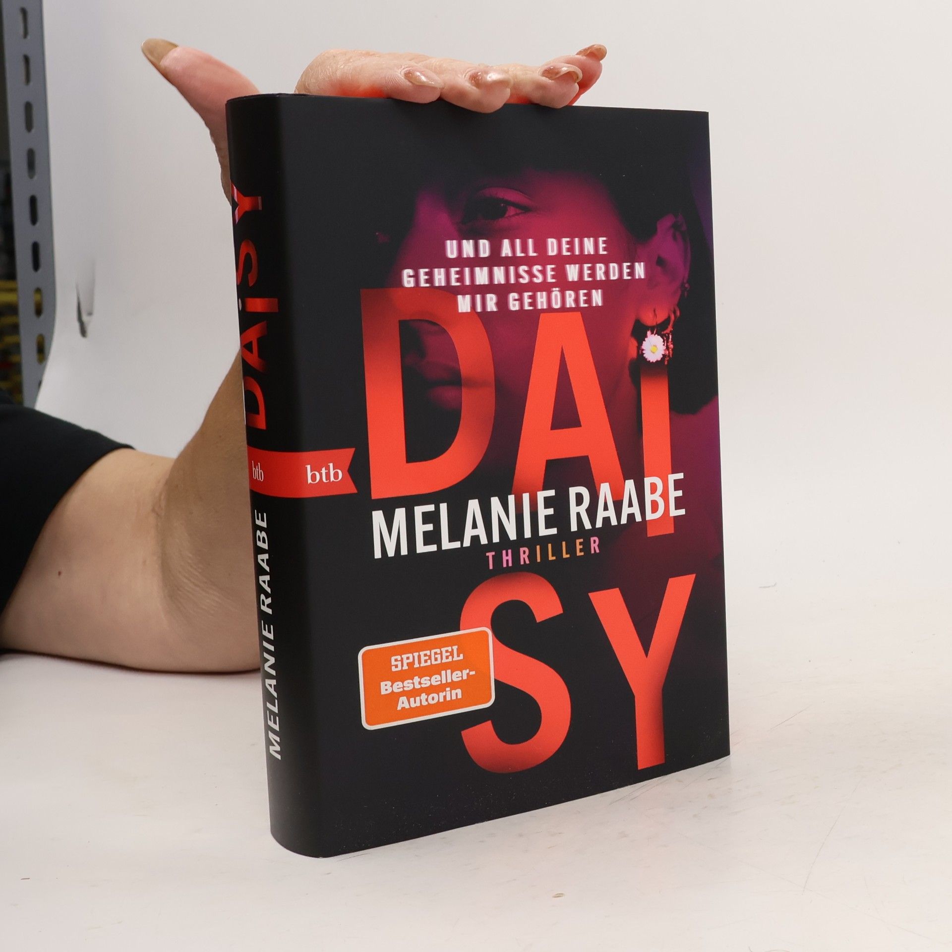 Melanie Raabe DAISY – Und all deine Geheimnisse werden mir gehören