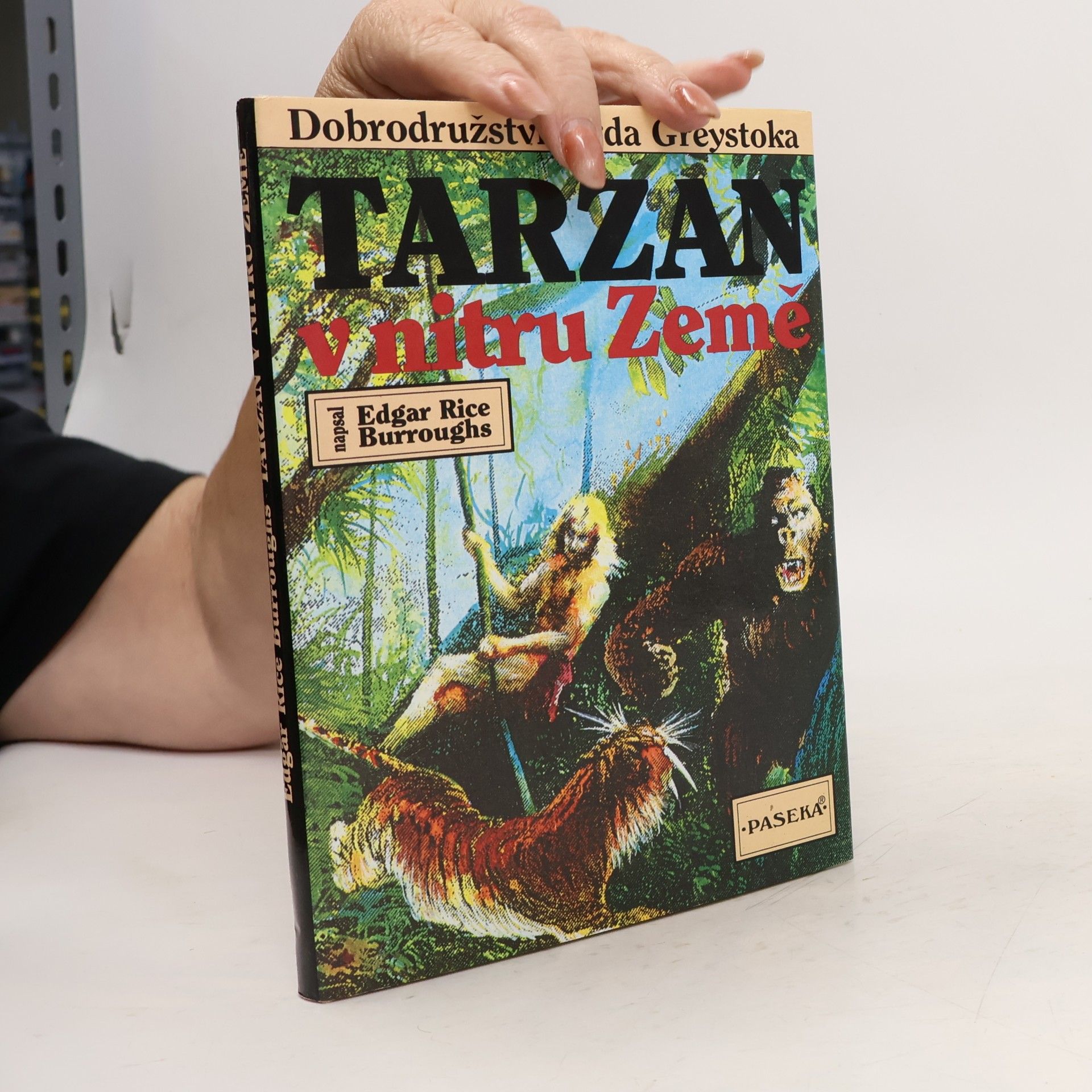Edgar Rice Burrroughs Tarzan v nitru země