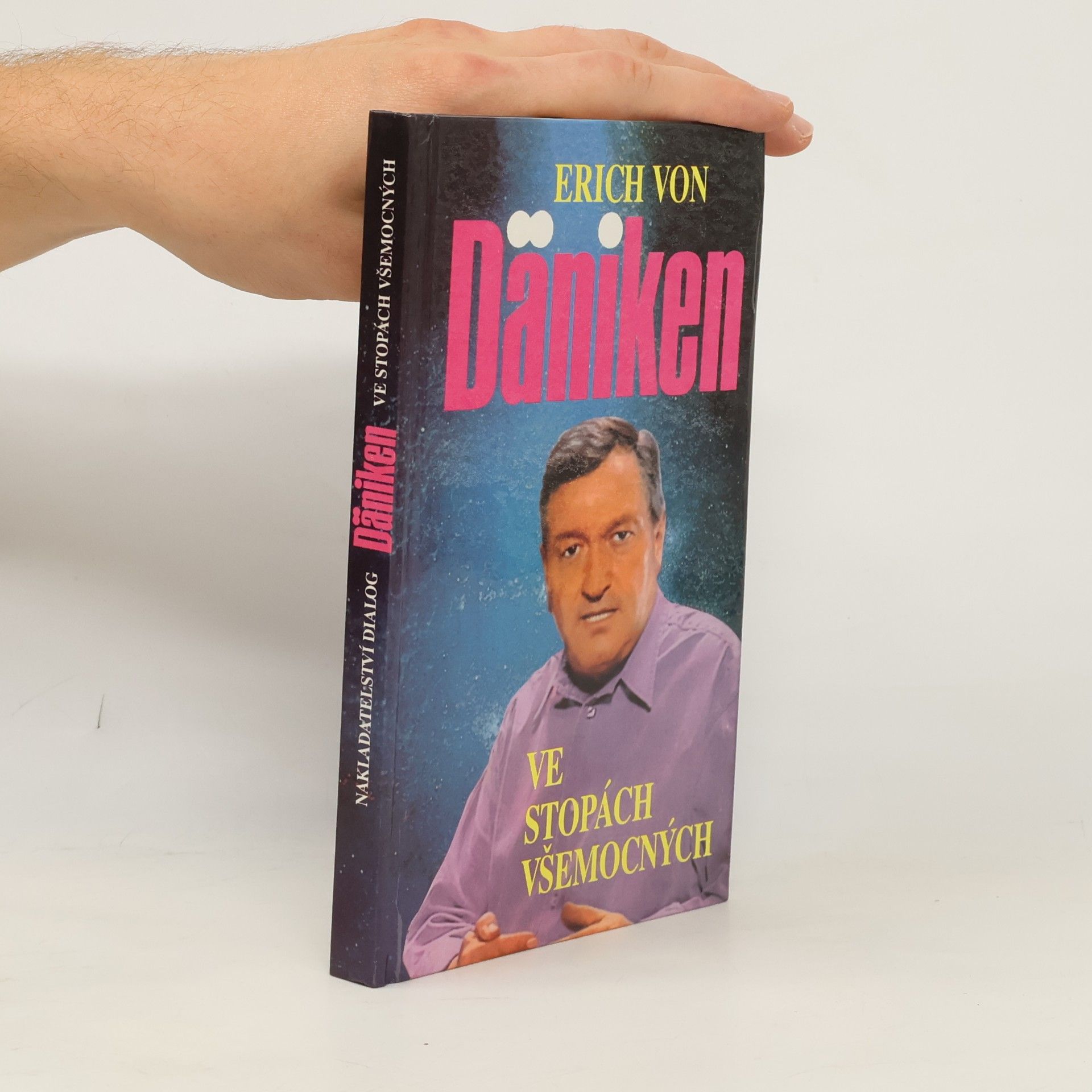 Erich von Däniken Ve stopách všemocných