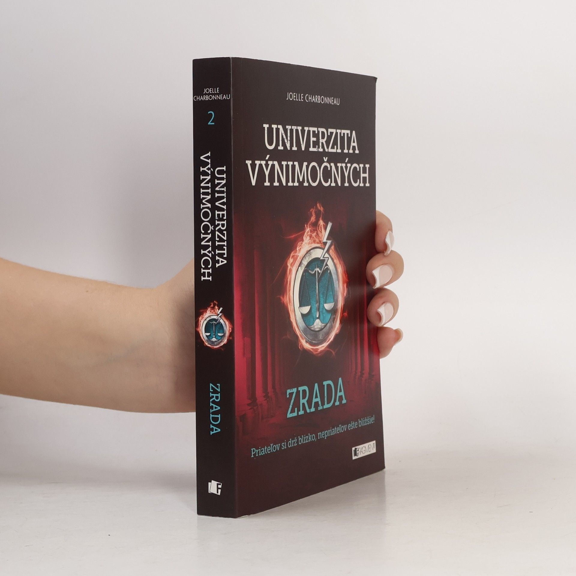 Joelle Charbonneau Univerzita výnimočných. Zrada