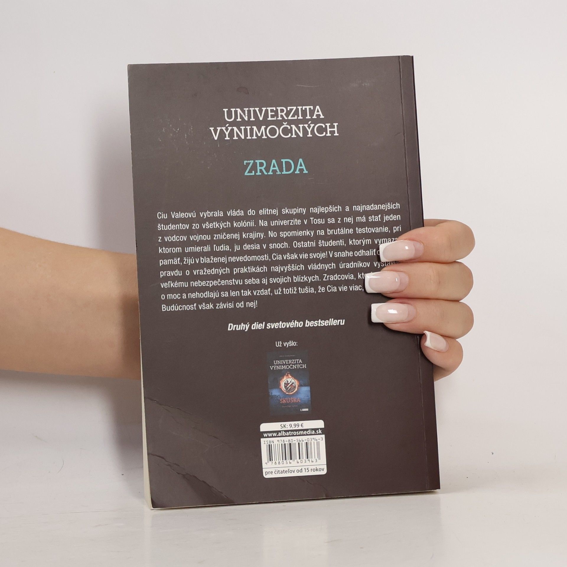 Joelle Charbonneau Univerzita výnimočných. Zrada