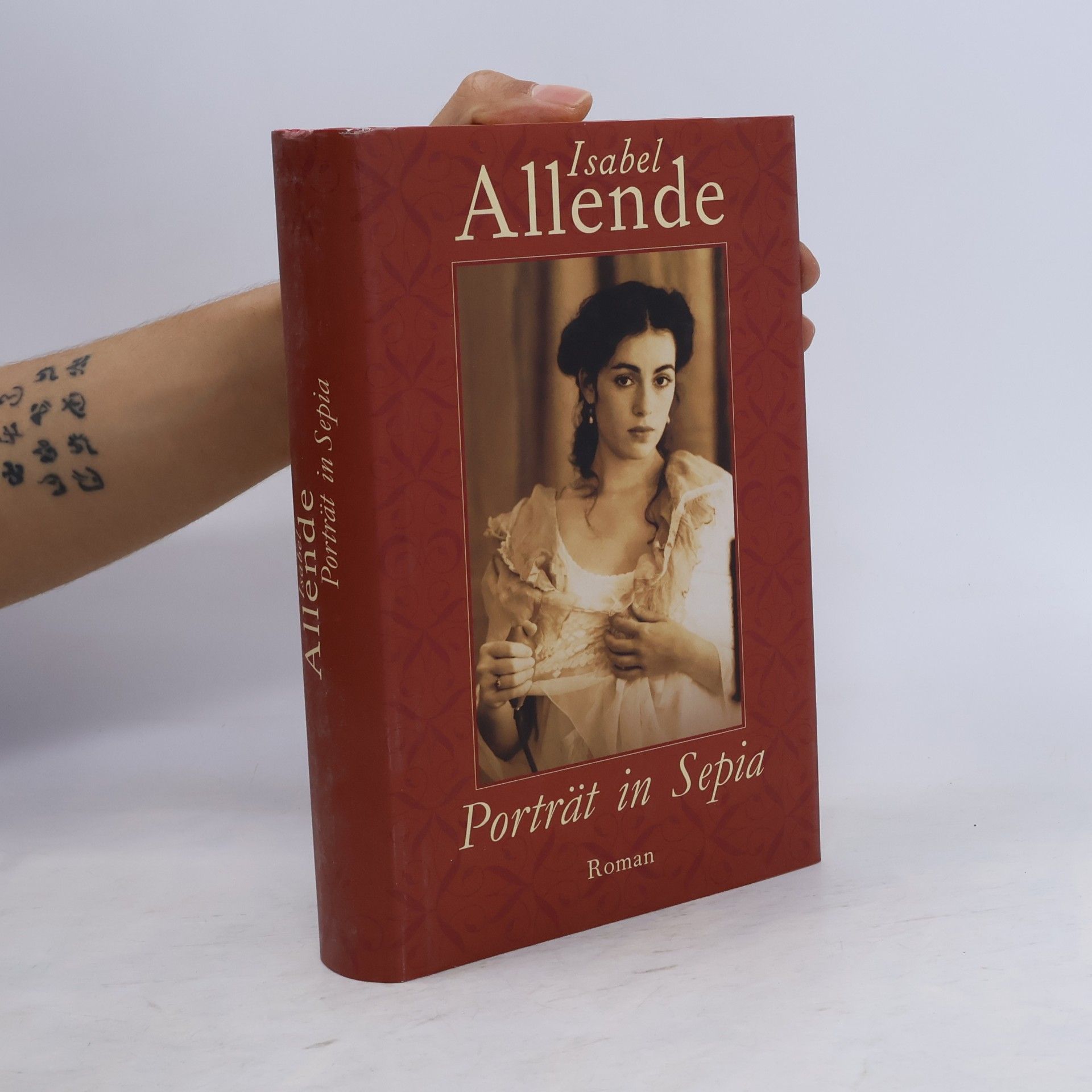 Isabel Allende Porträt in Sepia