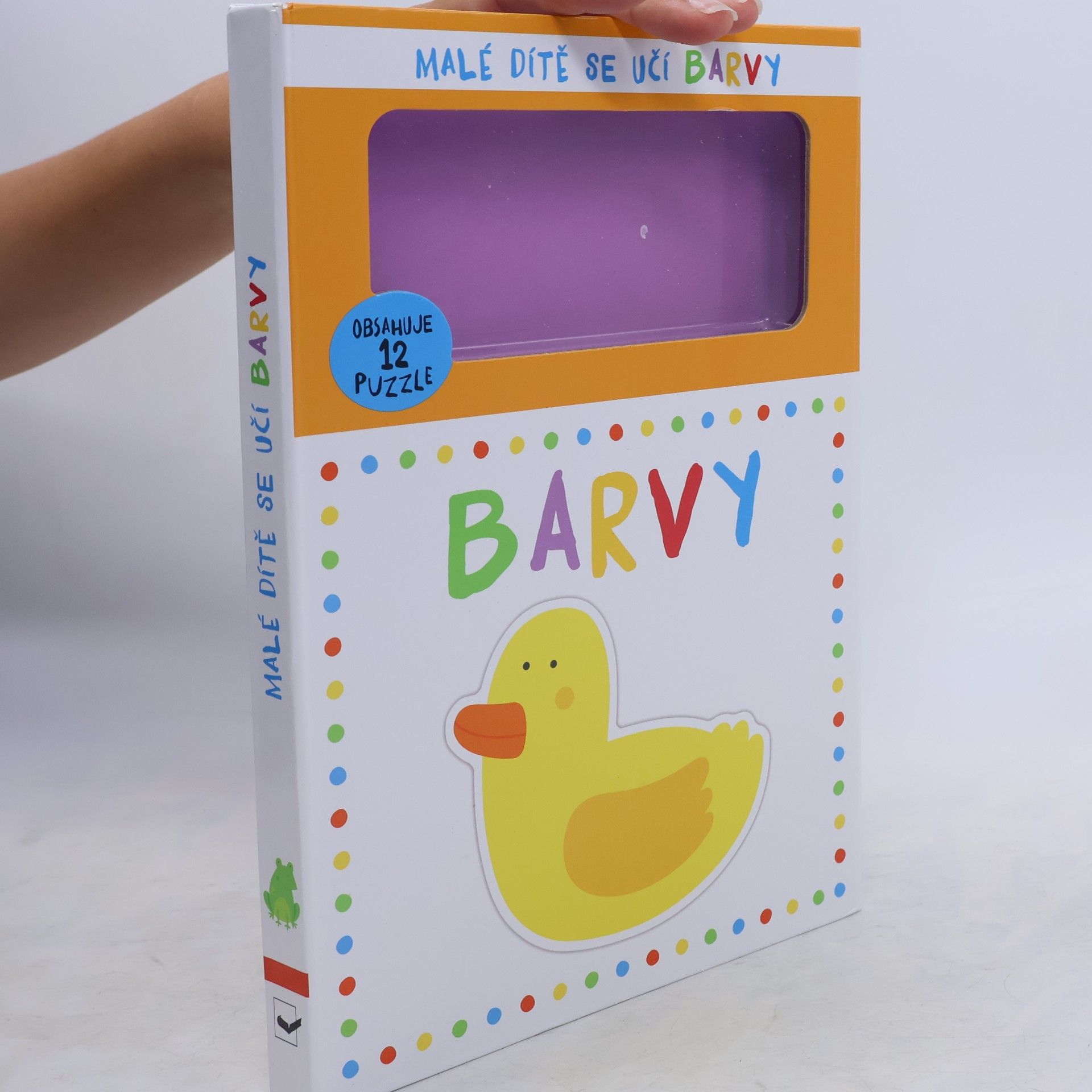 Malé dítě se učí barvy