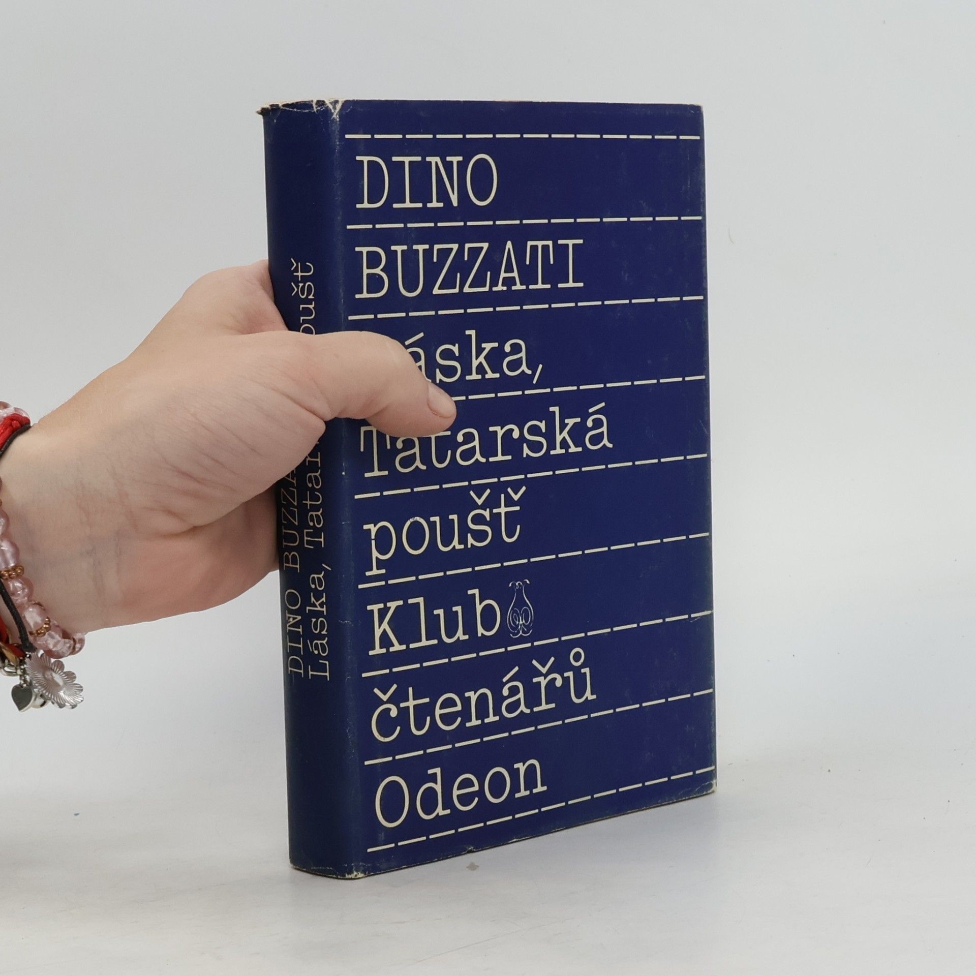 Dino Buzzati Láska. Tatarská poušť