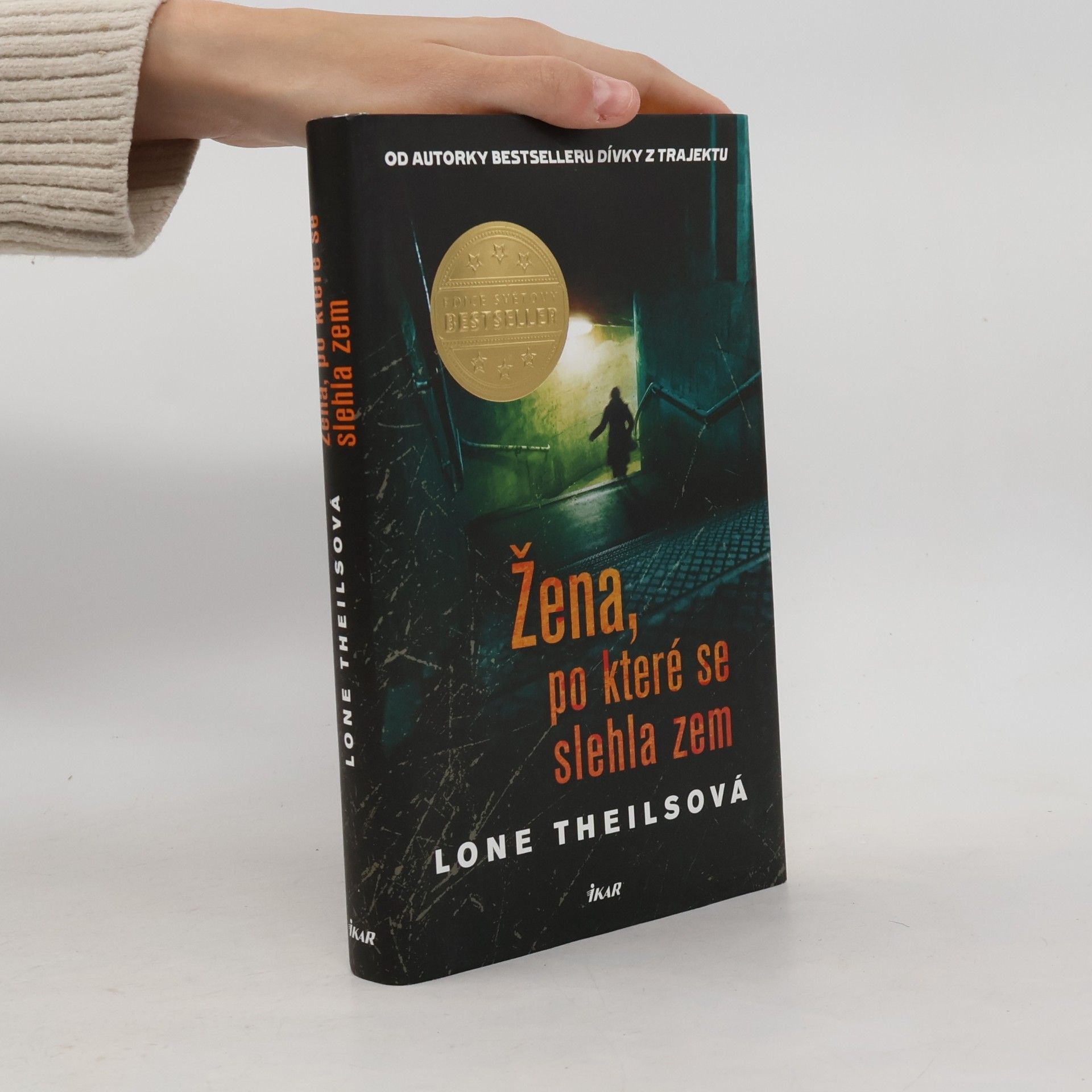 Lone Theils Žena, po které se slehla zem