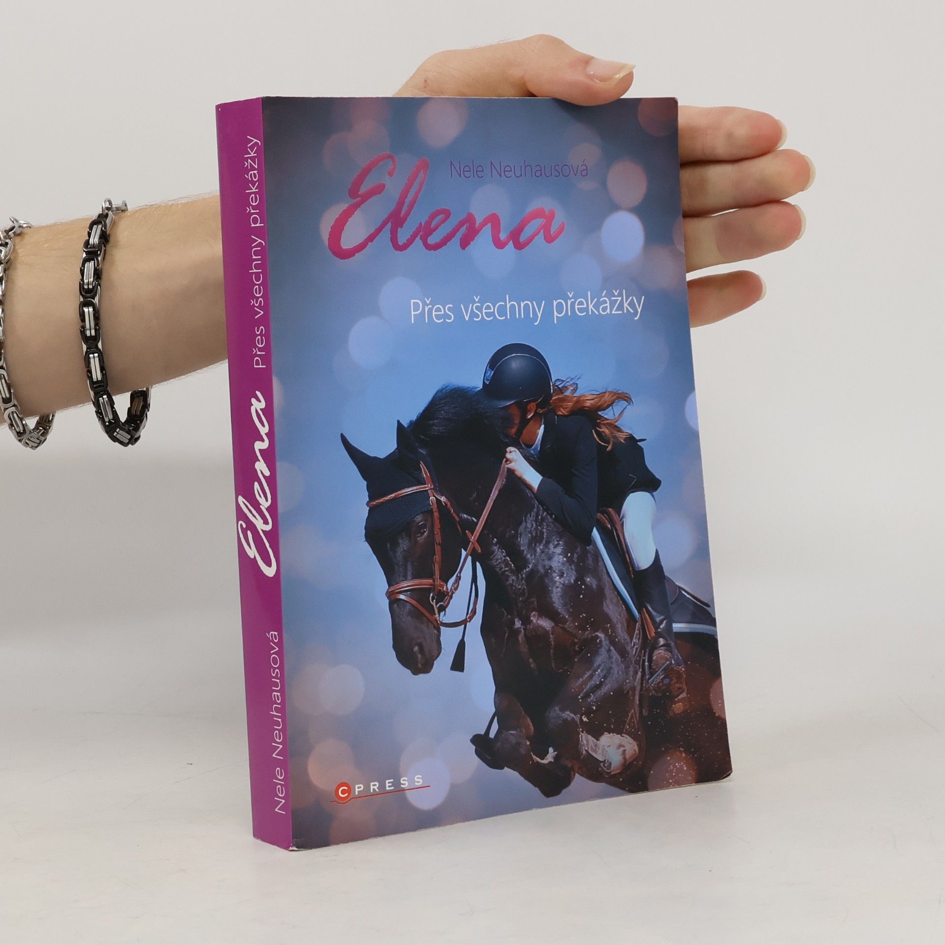 Nele Neuhaus Elena. Přes všechny překážky