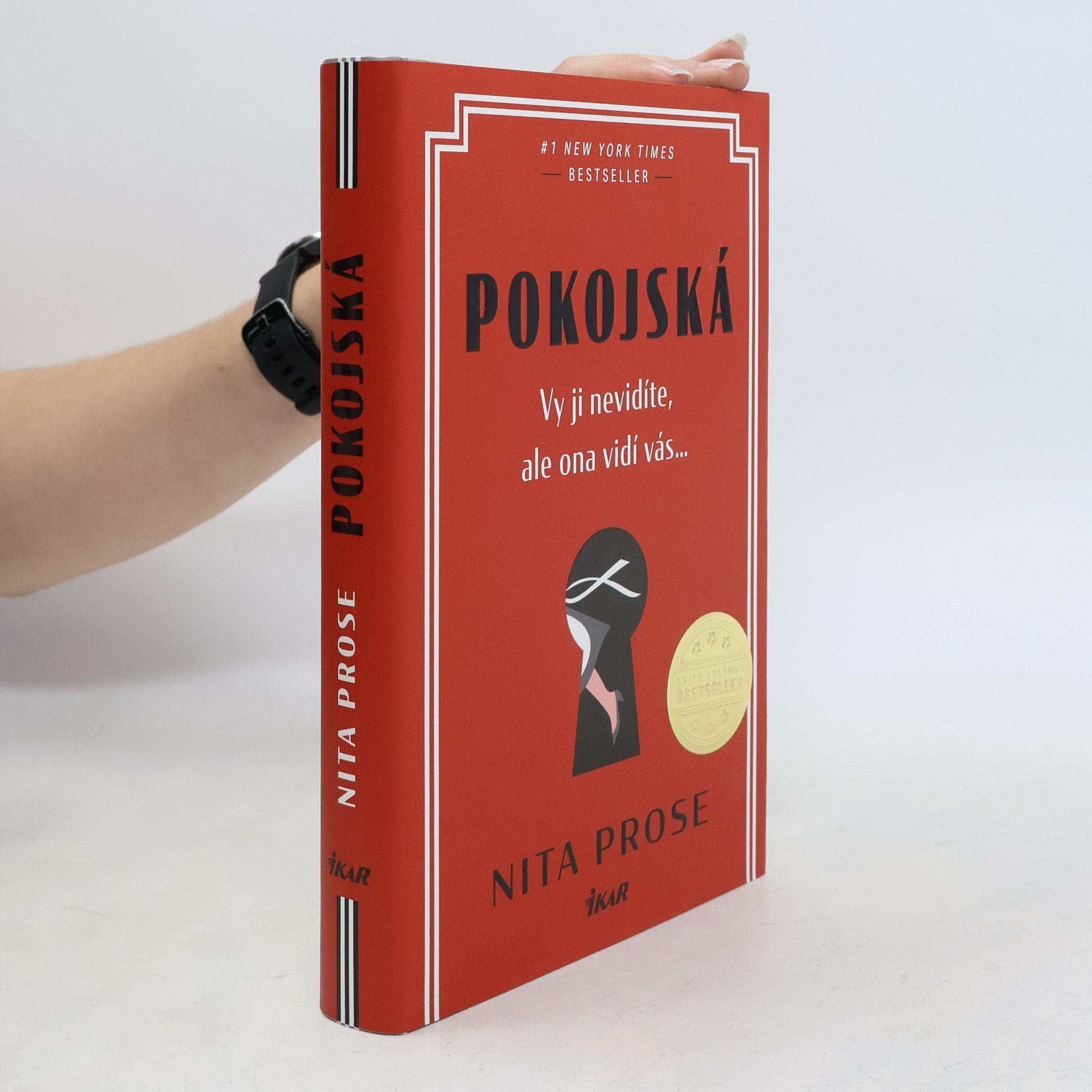 Nita Prose Pokojská: vy ji nevidíte, ale ona vidí vás...