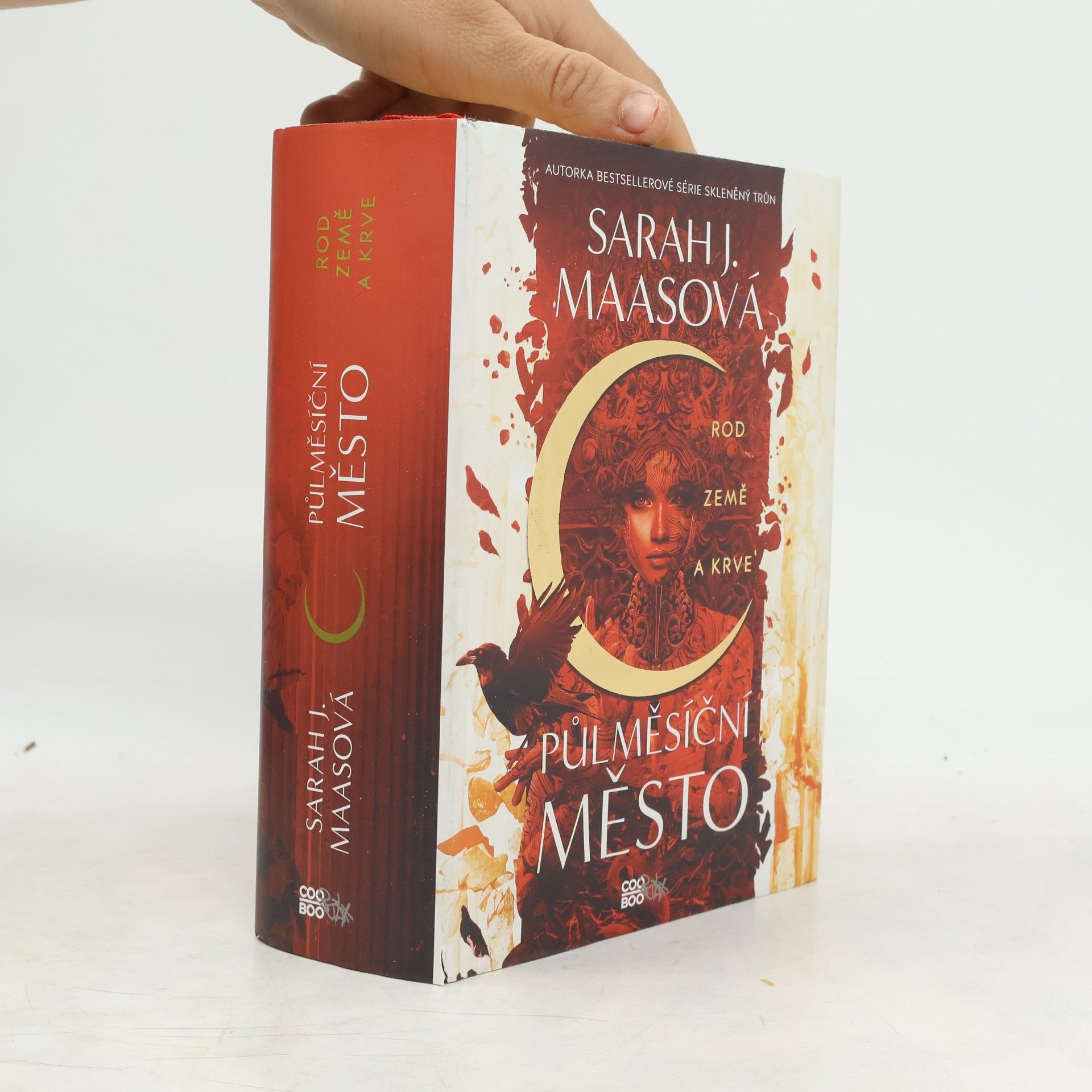Sarah J. Maas Půlměsíční město. Rod země a krve