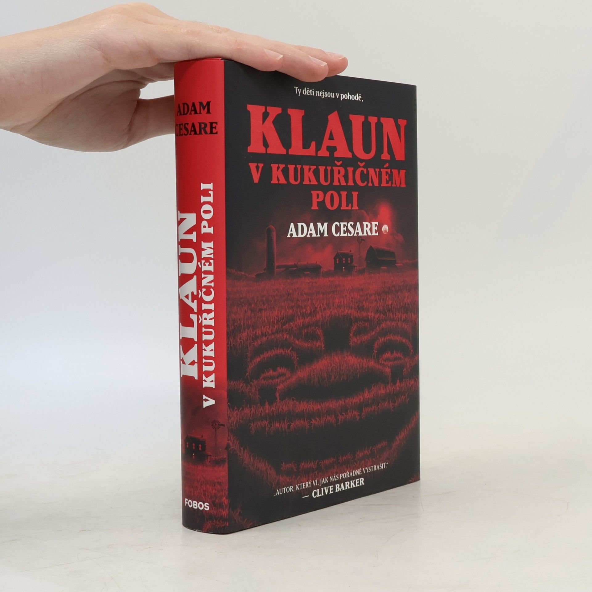 Adam Cesare Klaun v kukuřičném poli