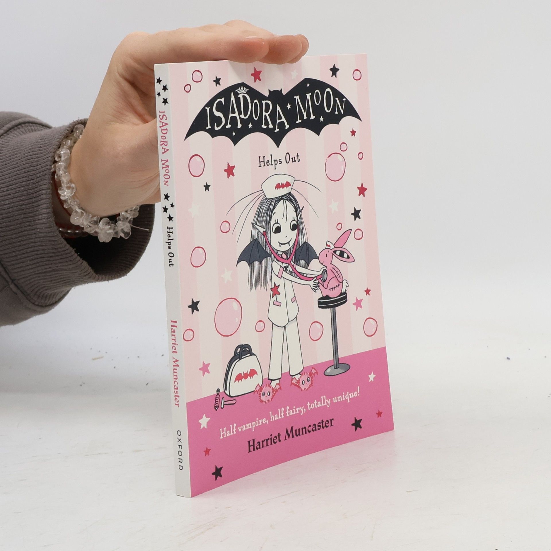 Isadora Moon Helps Out