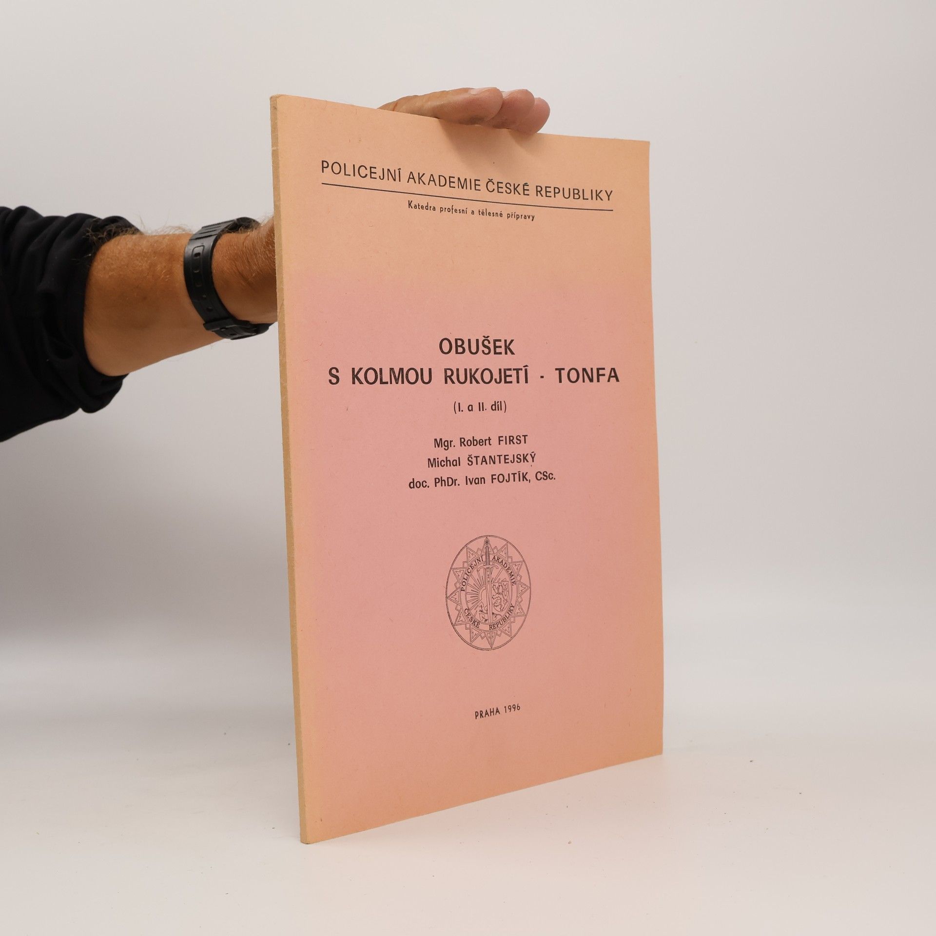 Policejní akademie České republiky - I. a II. díl: Obušek s kolmou rukojetí - tonfa