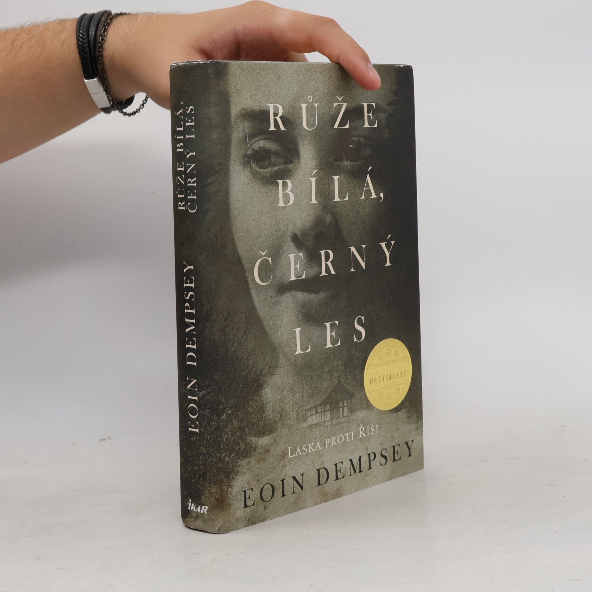 Eoin Dempsey Růže bílá, černý les