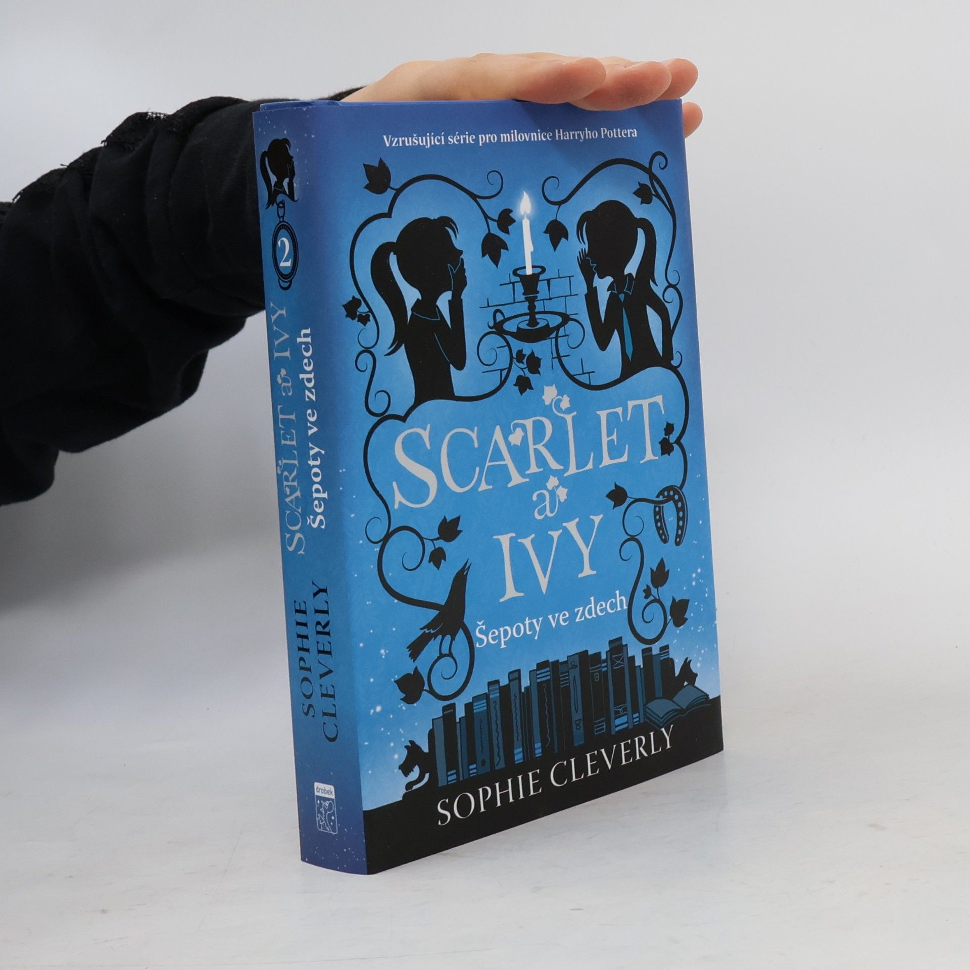 Sophie Cleverly Scarlet a Ivy. Šepoty ve zdech