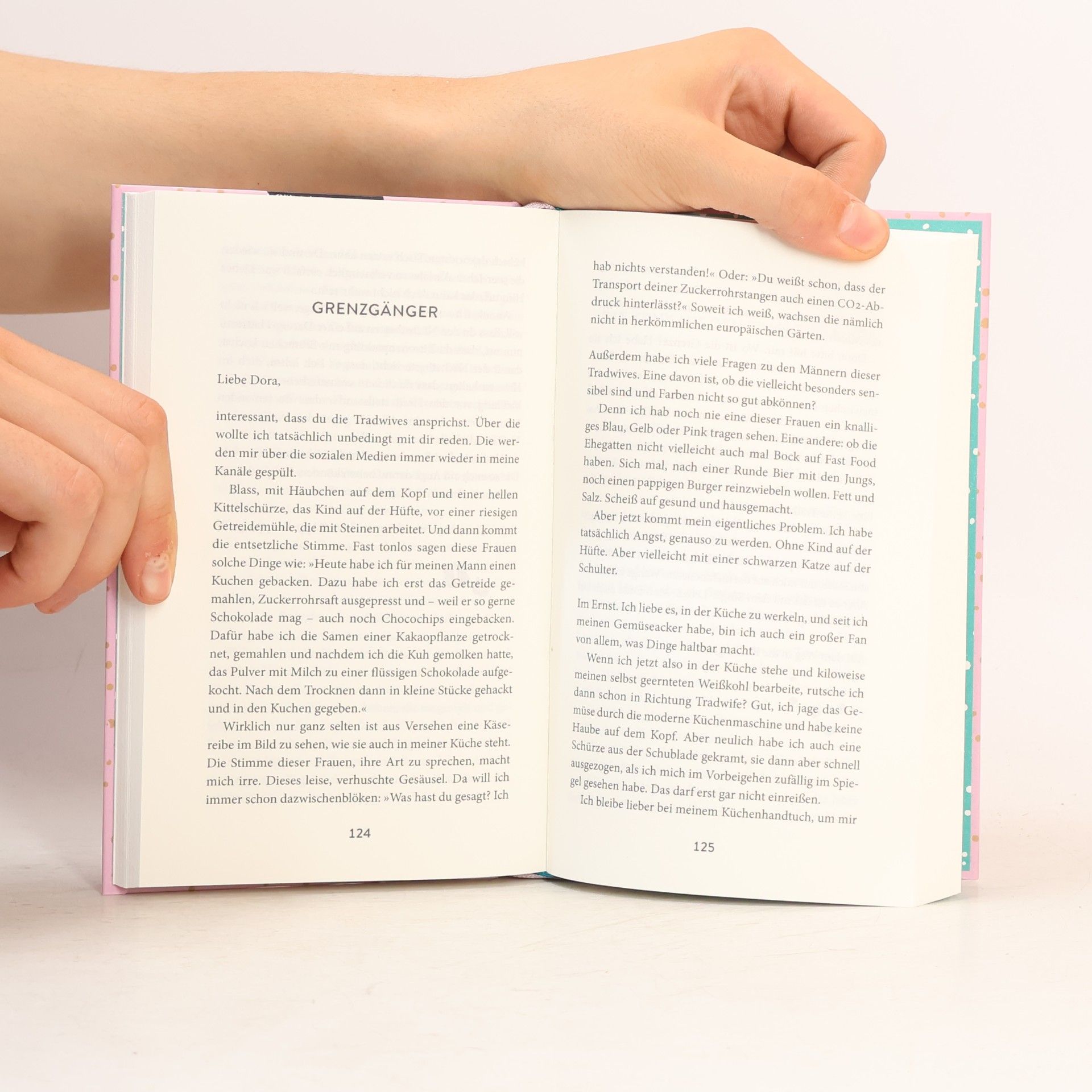 Dora Heldt Frauen mittleren Alters, die zu viel sitzen: Kolumnen | Ein perfektes Gute-Laune-Buch für alle, die mit dem Altern hadern. Lustig, nachdenklich, überraschend und sehr unterhaltsam.