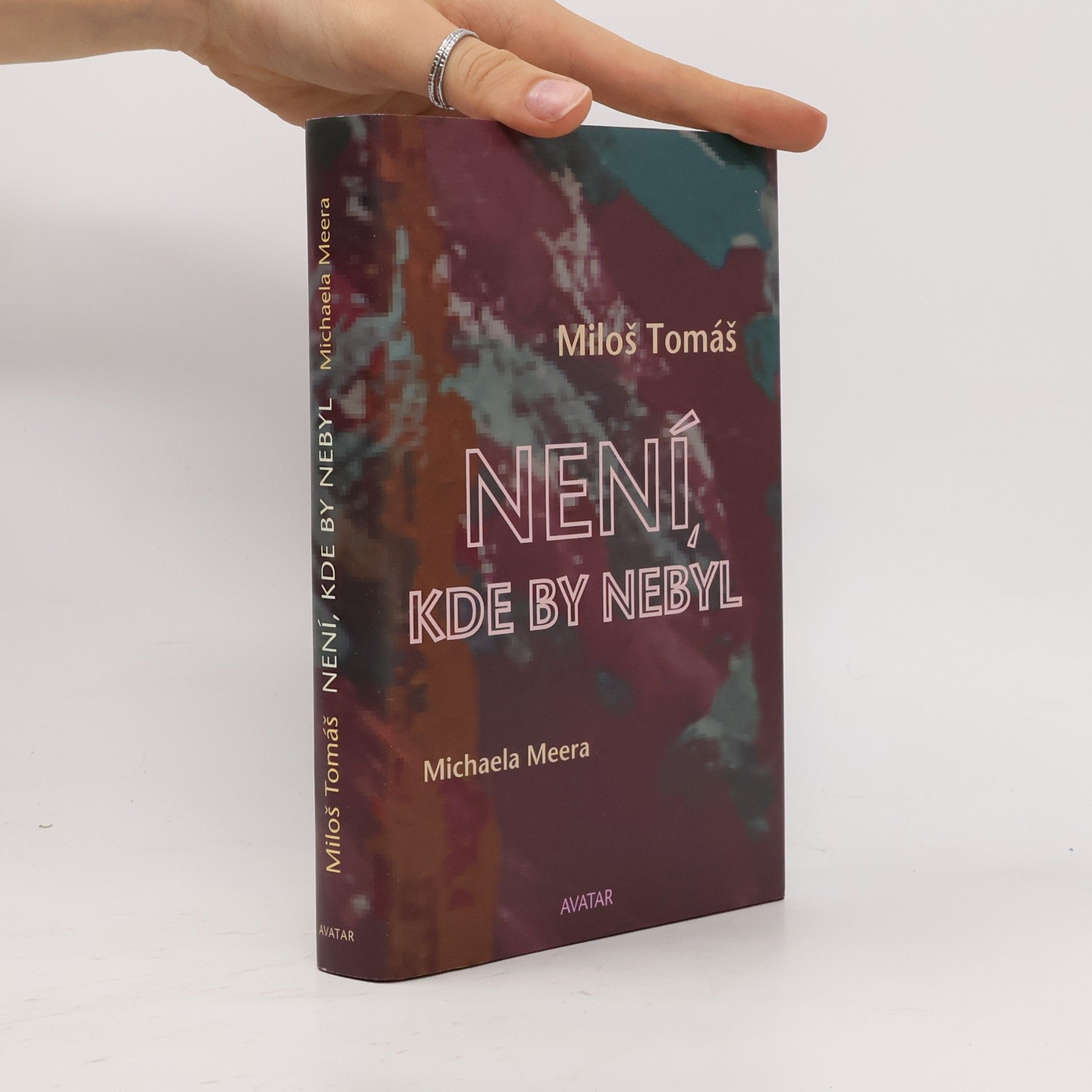 Miloš Tomáš Není, kde by nebyl