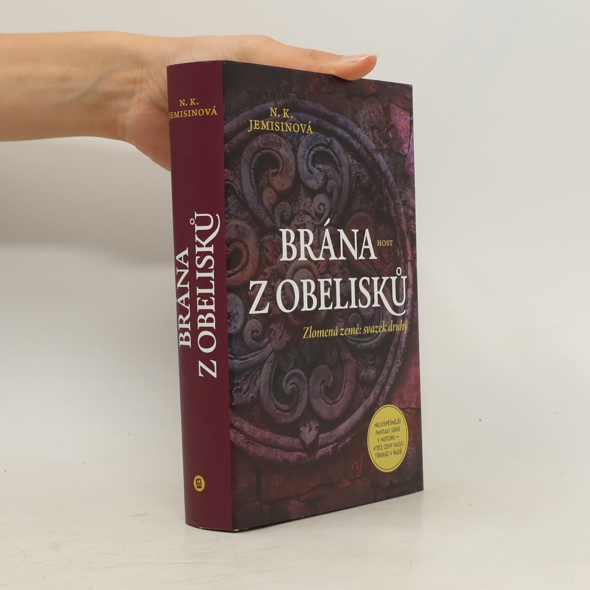 N. K. Jemisin Zlomená země. Svazek druhý, Brána z obelisků
