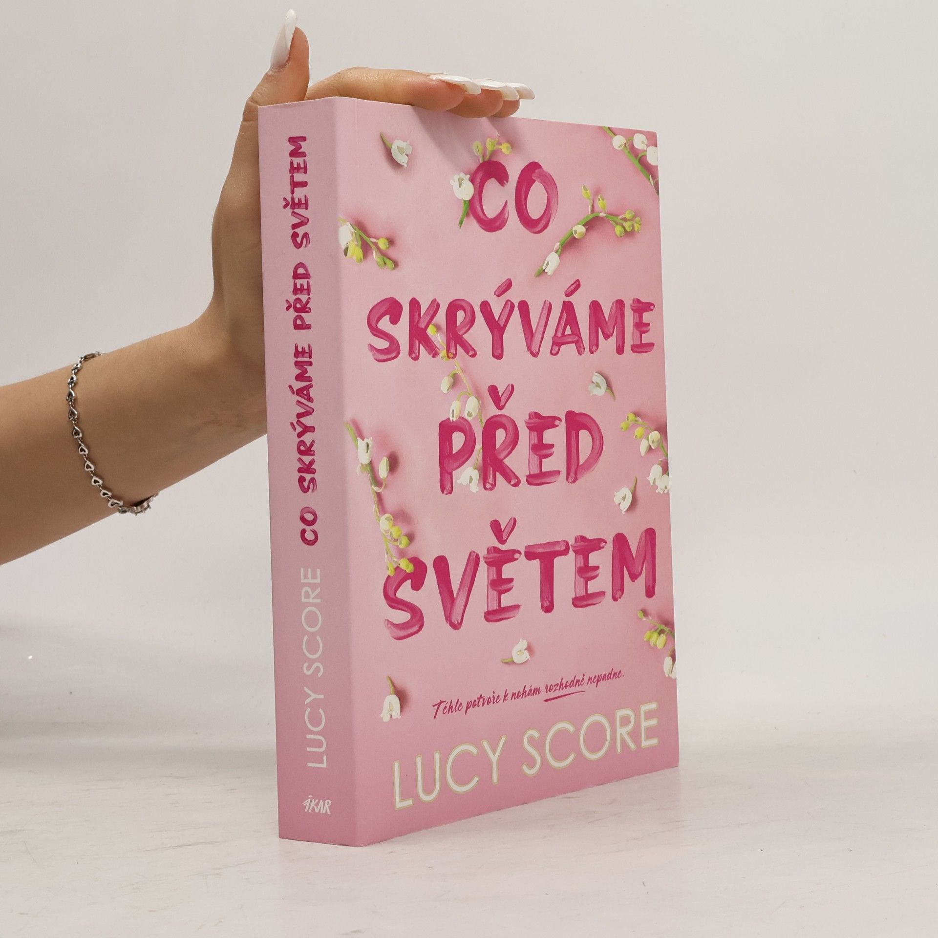 Lucy Score Co skrýváme před světem