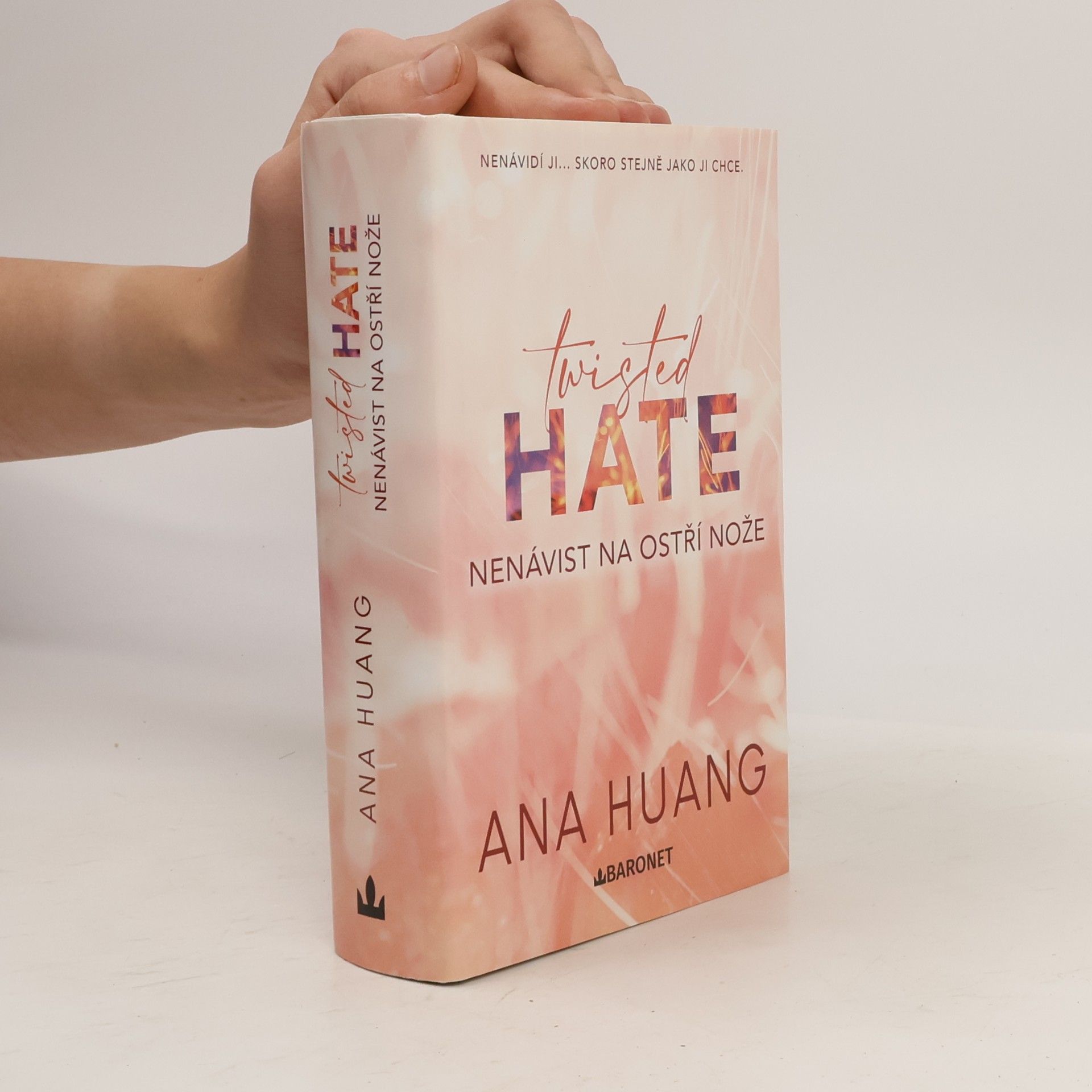 Ana Huang Twisted Hate: Nenávist na ostří nože