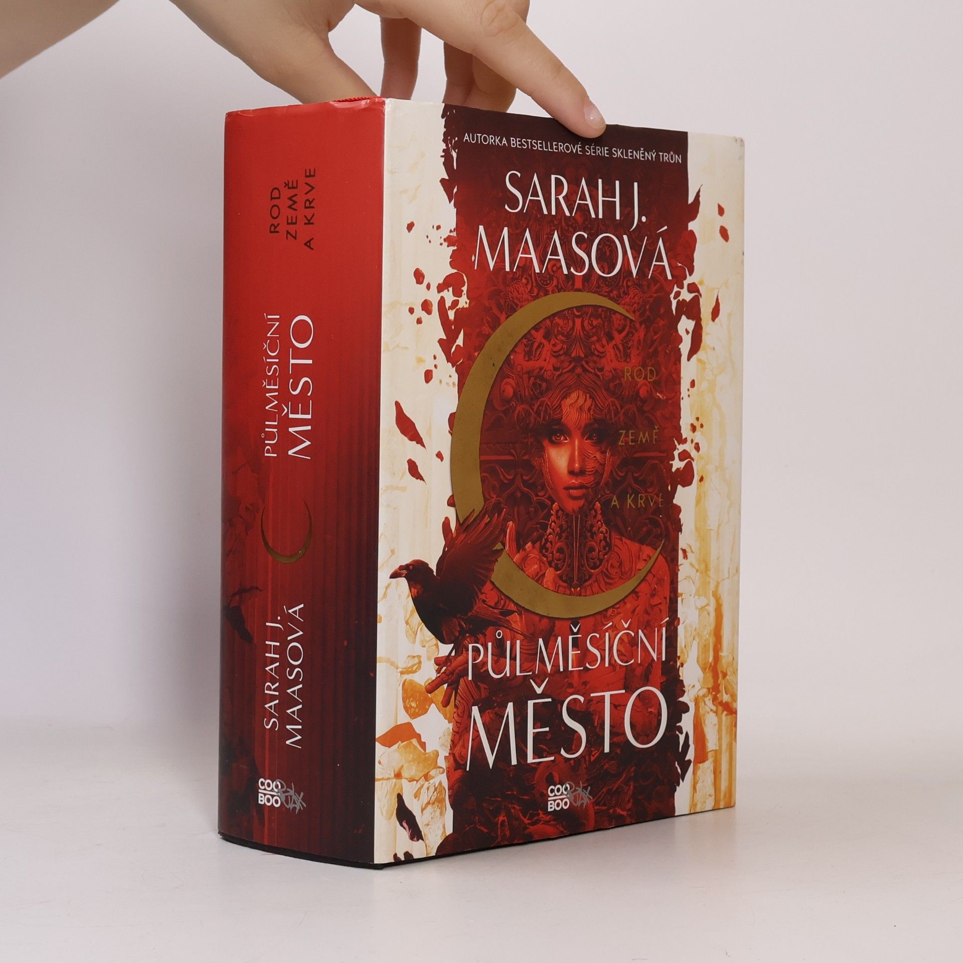 Sarah J. Maas Půlměsíční město. Rod země a krve