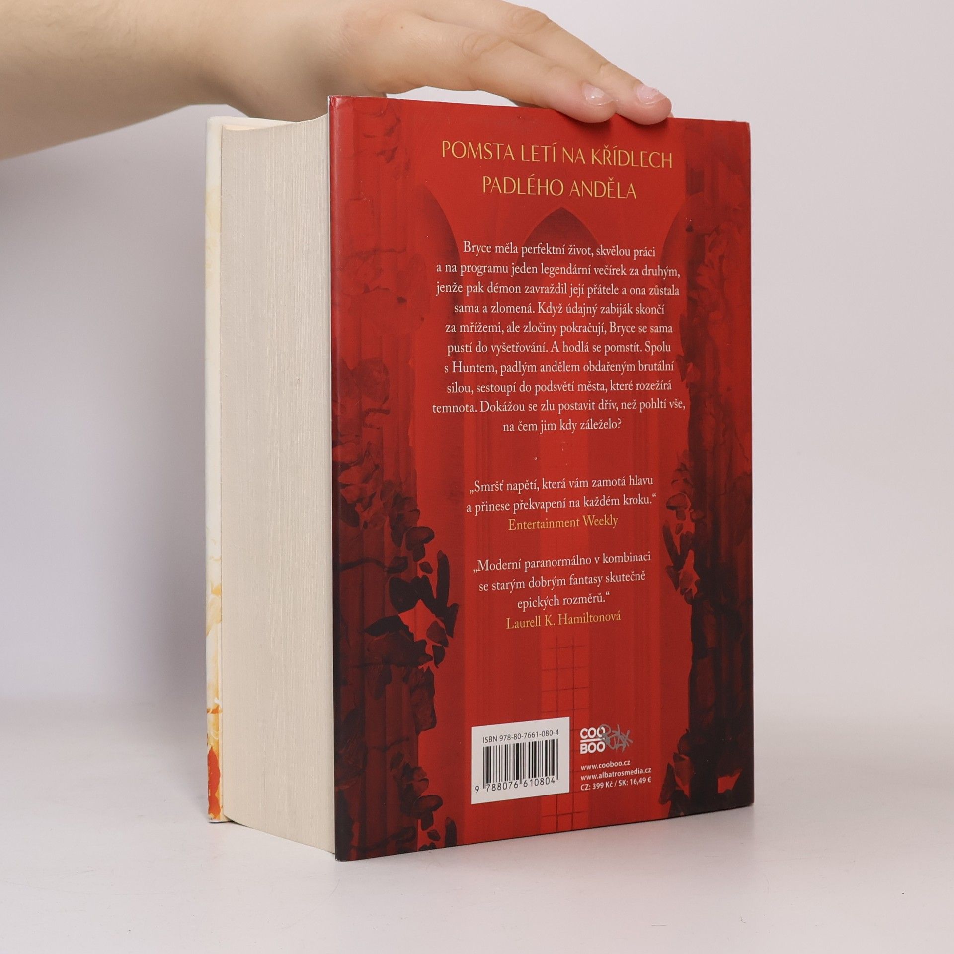 Sarah J. Maas Půlměsíční město. Rod země a krve