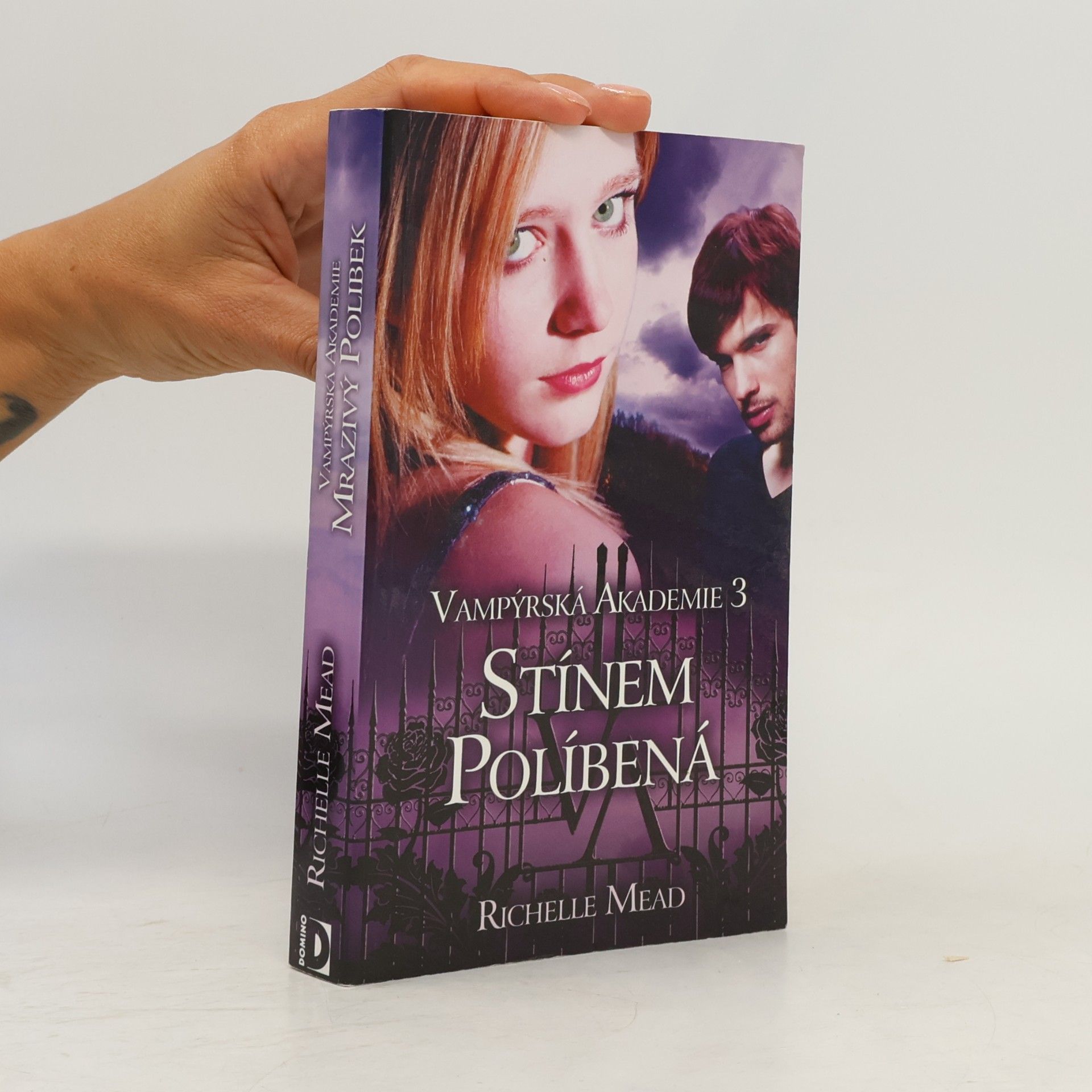 Richelle Mead Vampýrská akademie 3: Stínem políbená.