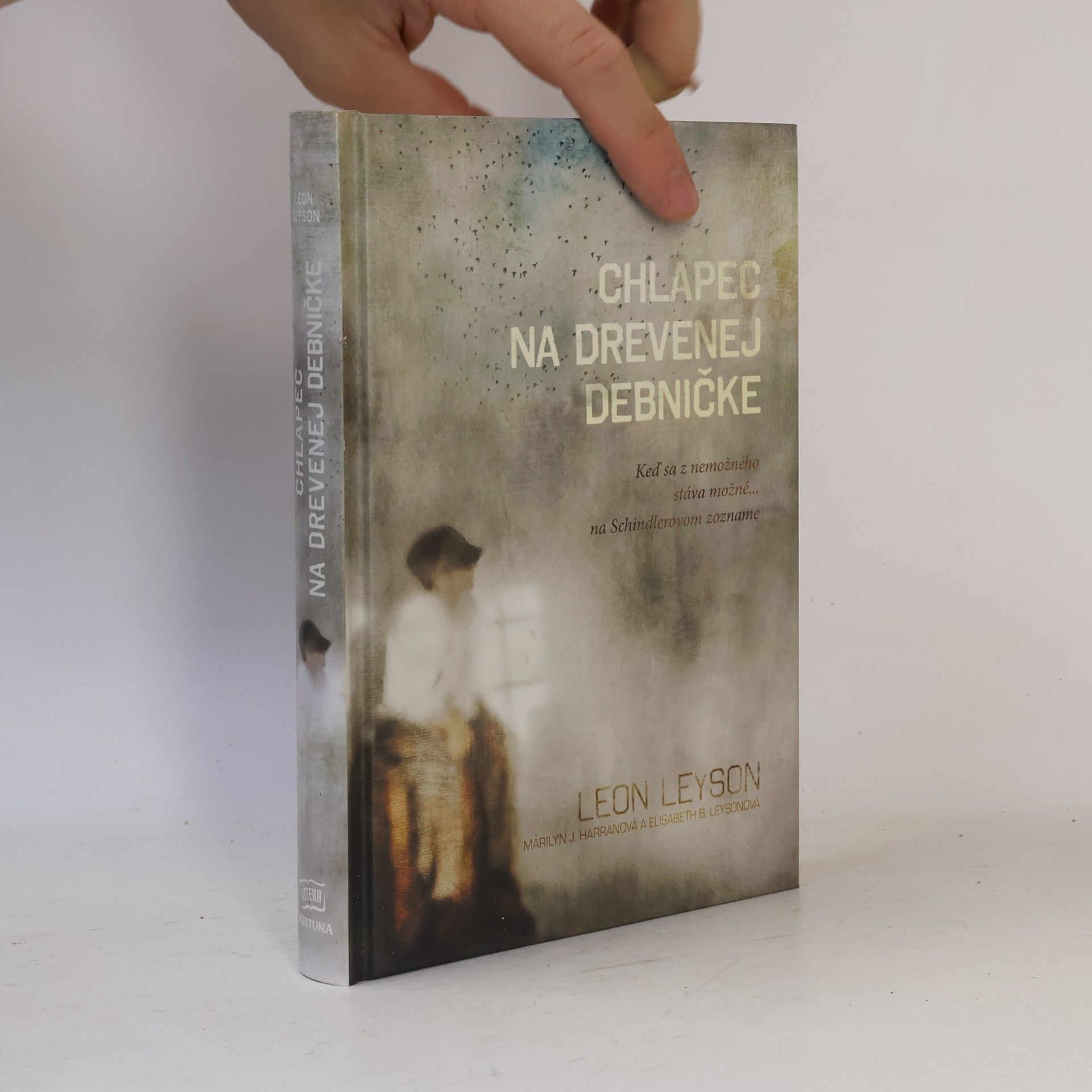 Leon Leyson Chlapec na drevenej debničke