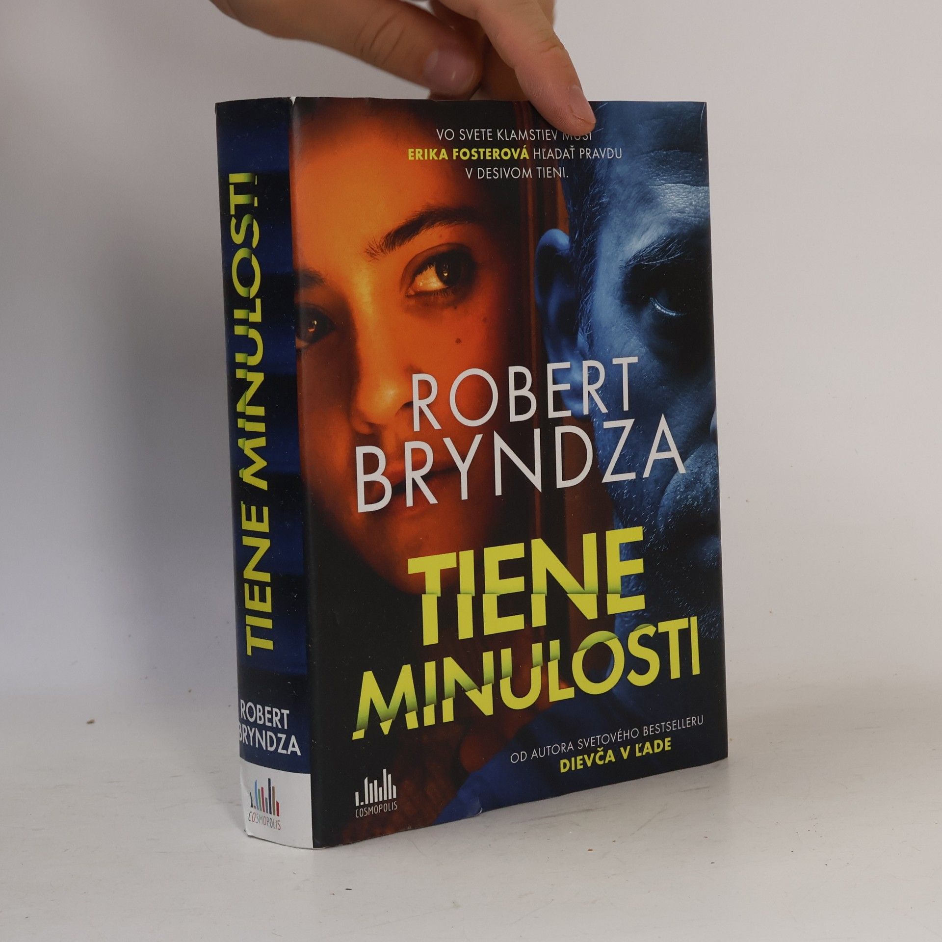 Robert Bryndza Tiene minulosti