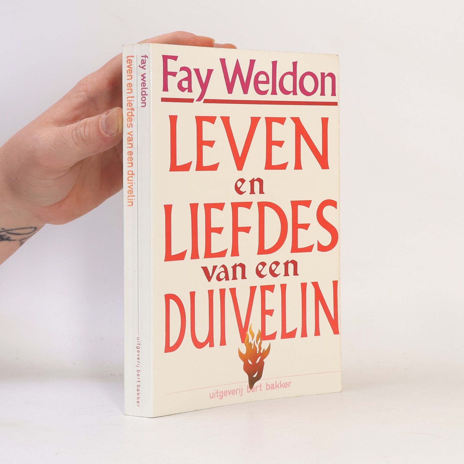 Fay Weldon Leven en liefdes van een duivelin