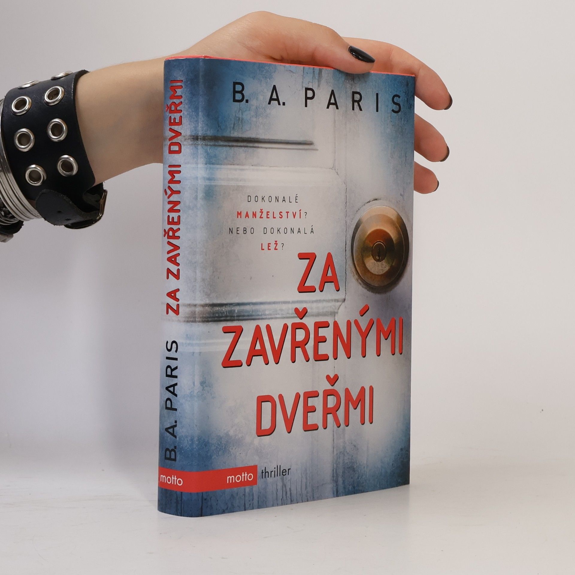 B. A. Paris Za zavřenými dveřmi