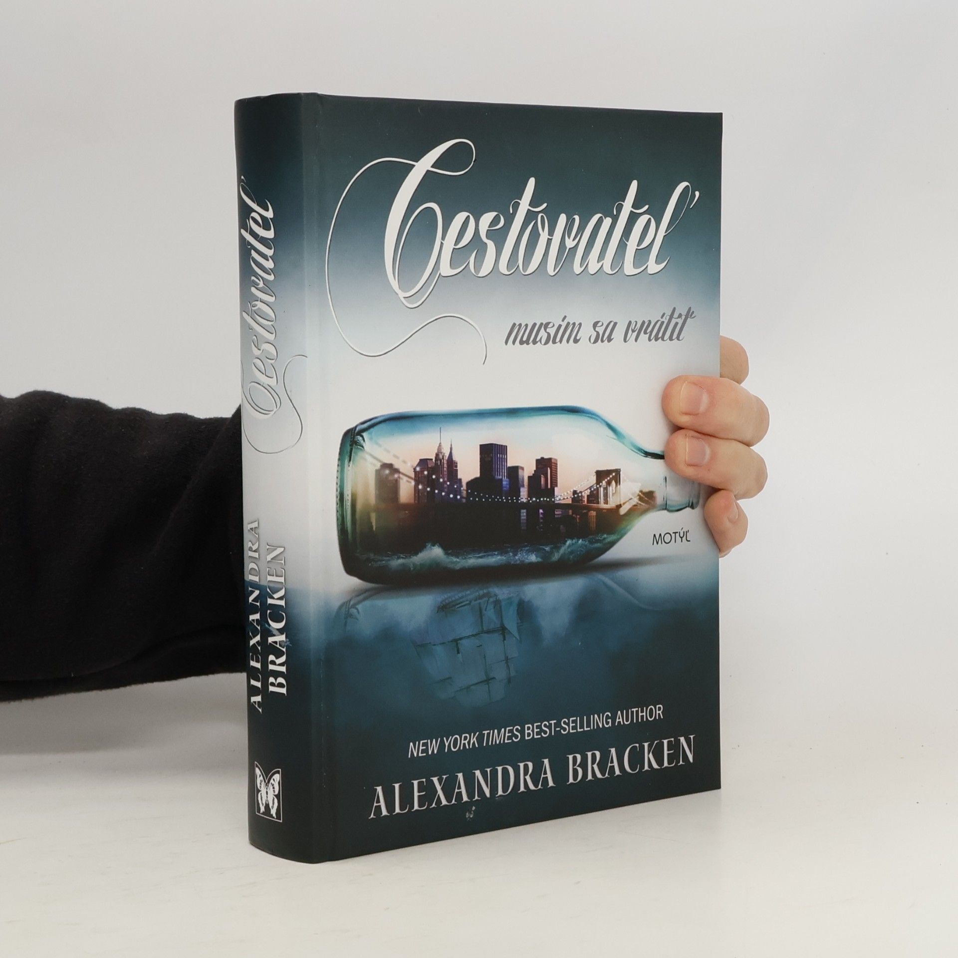 Alexandra Bracken Cestovateľ
