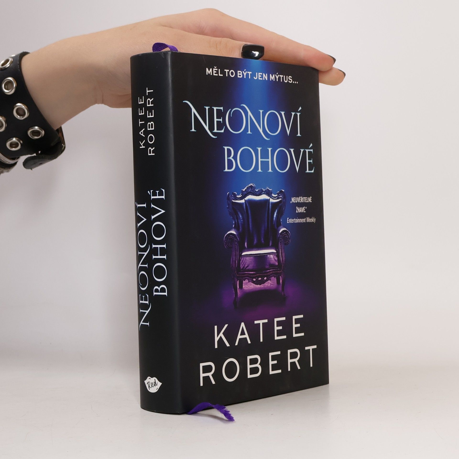 Katee Robert Neonoví bohové