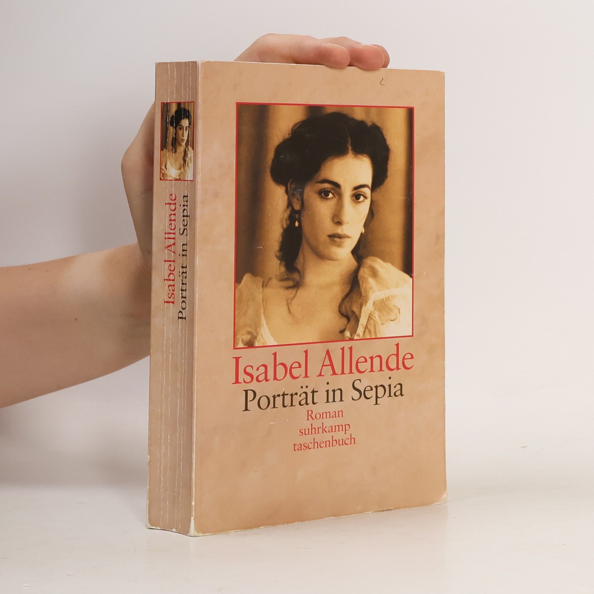 Isabel Allende Porträt in Sepia