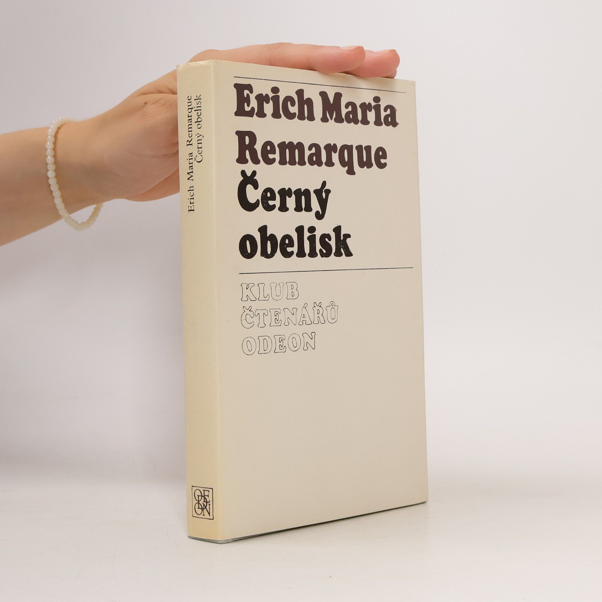 Erich Maria Remarque Černý obelisk