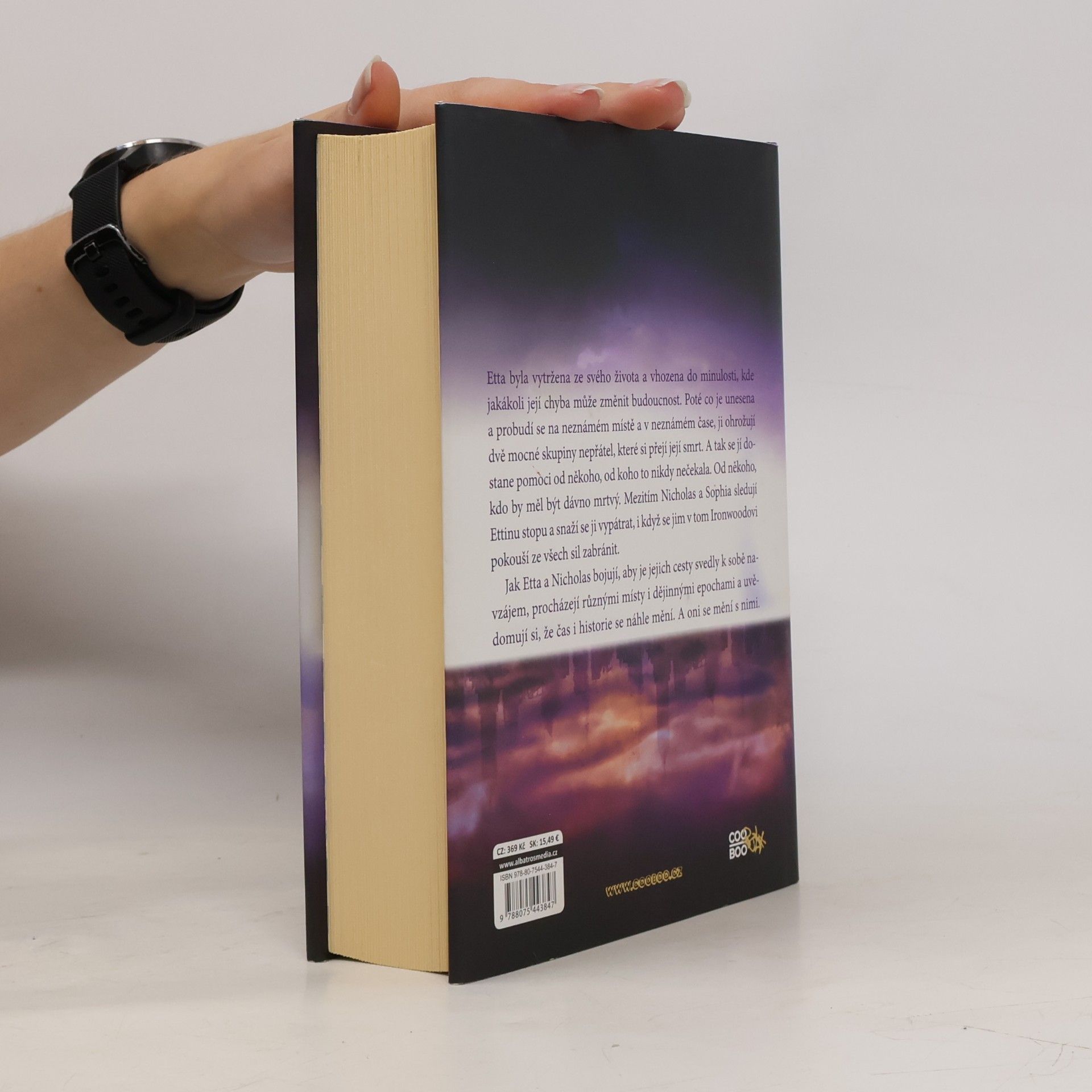 Alexandra Bracken Cestovatelka