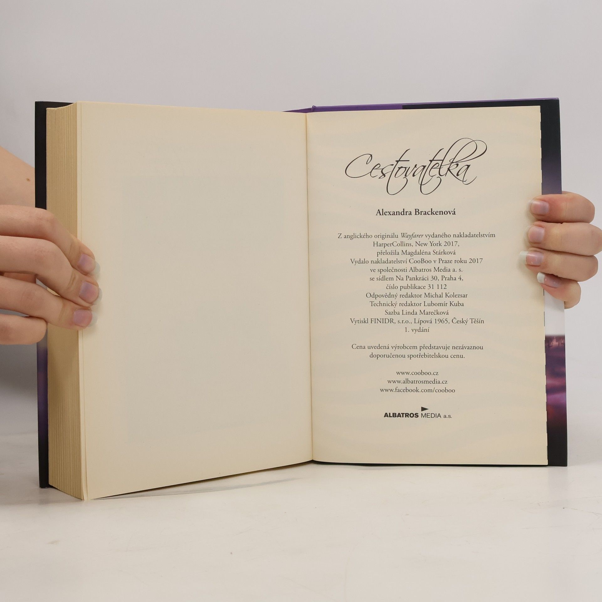 Alexandra Bracken Cestovatelka