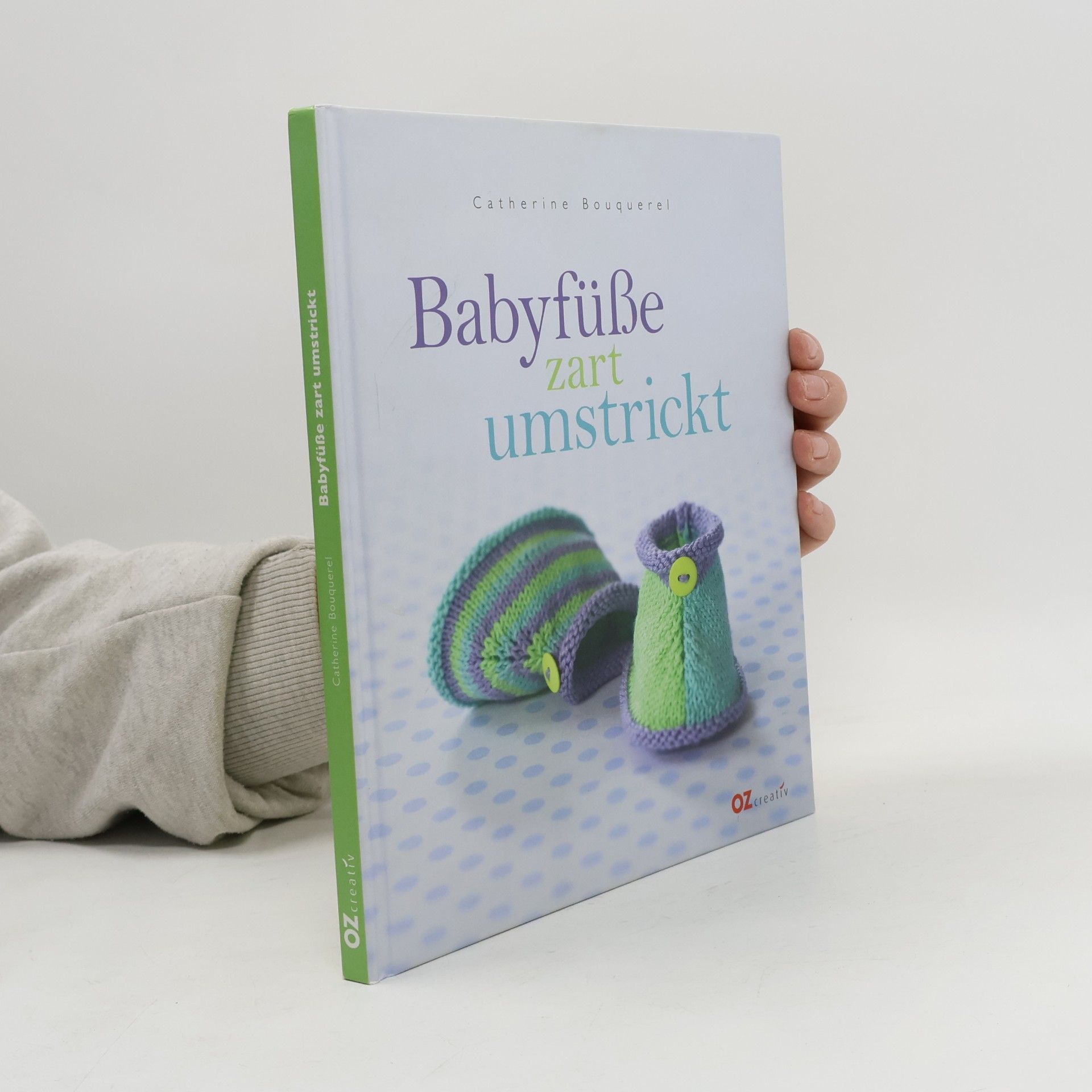 Babyfüße zart umstrickt