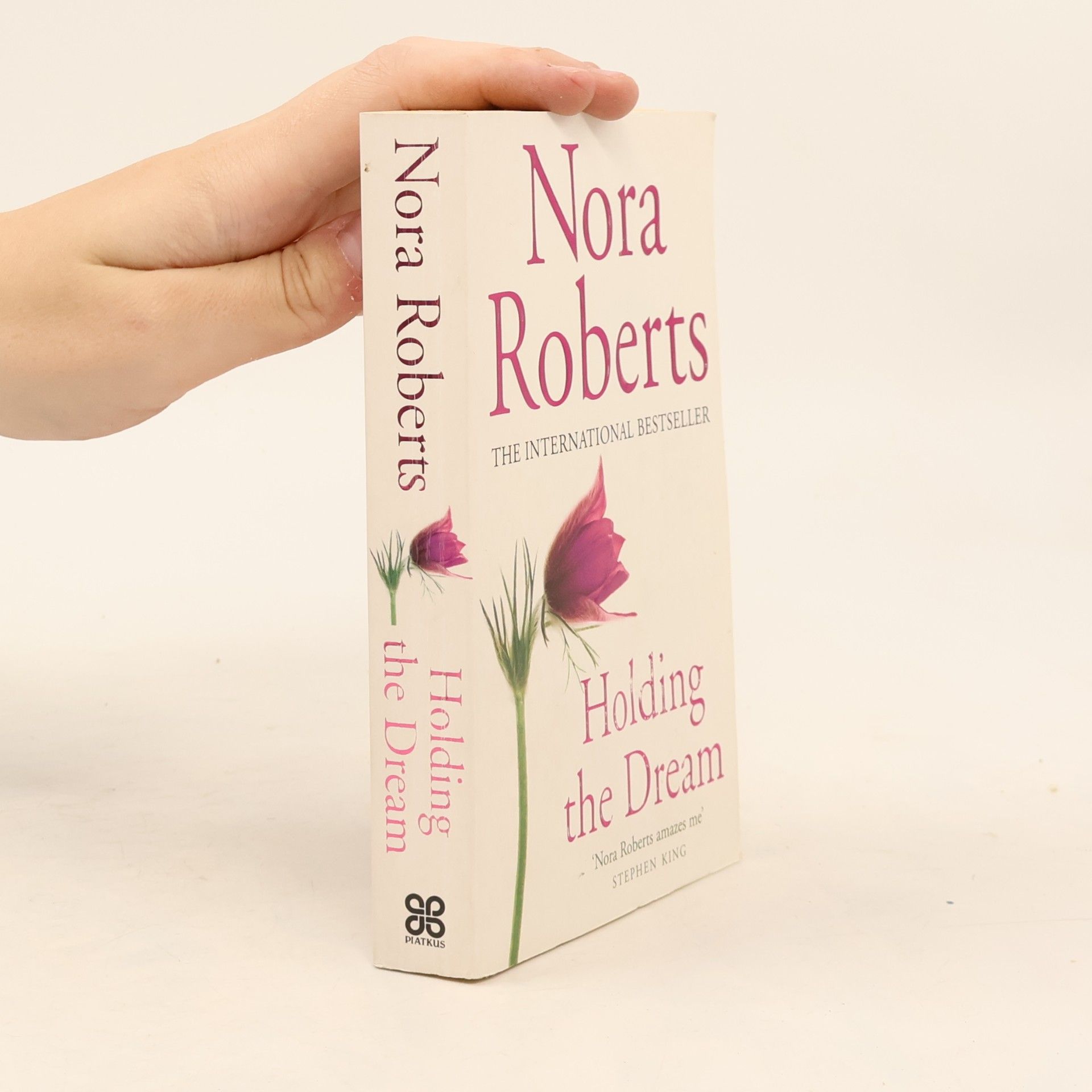 Nora Roberts Holding The Dream. So hell wie der Mond, englische Ausgabe