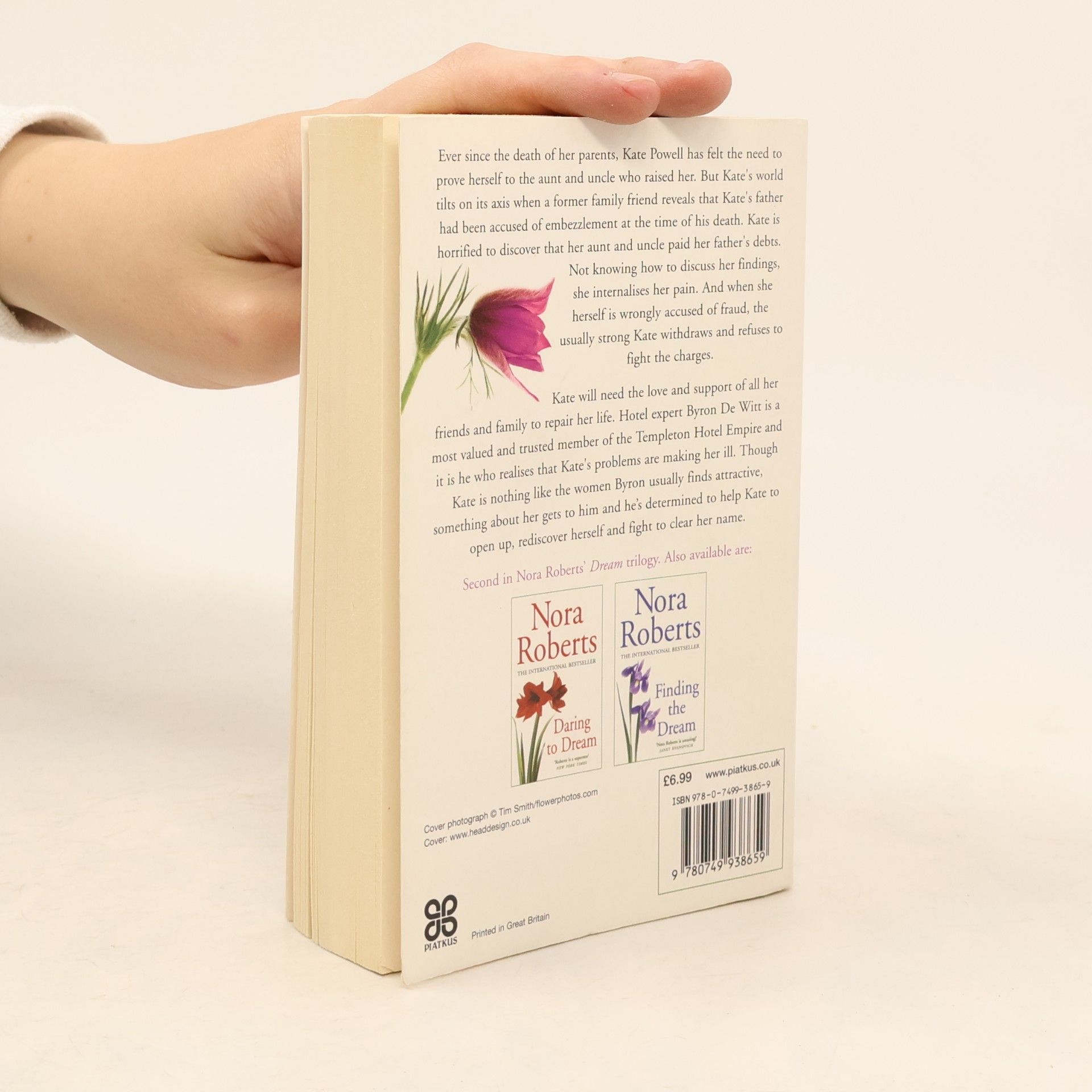 Nora Roberts Holding The Dream. So hell wie der Mond, englische Ausgabe