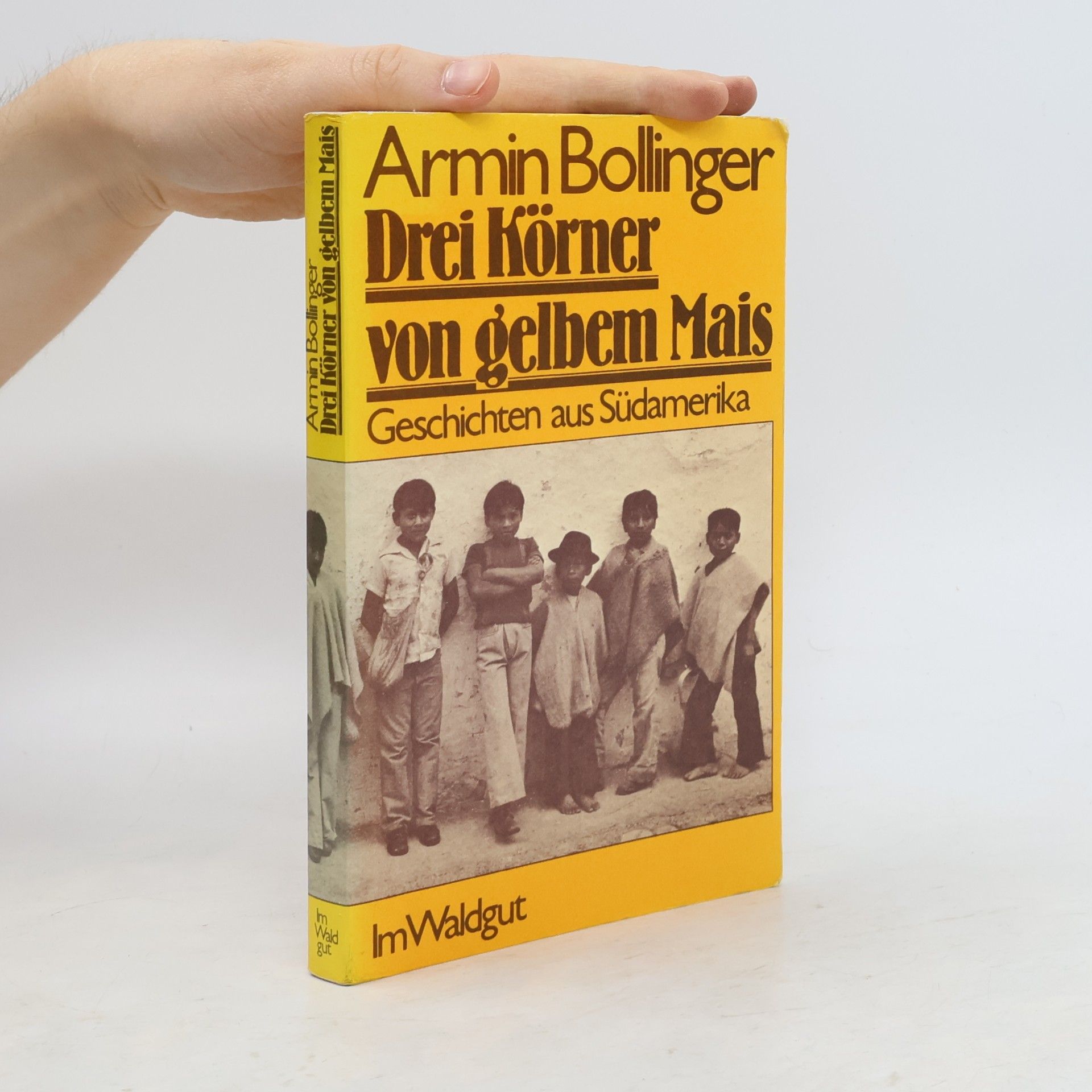 Drei Körner von gelbem Mais