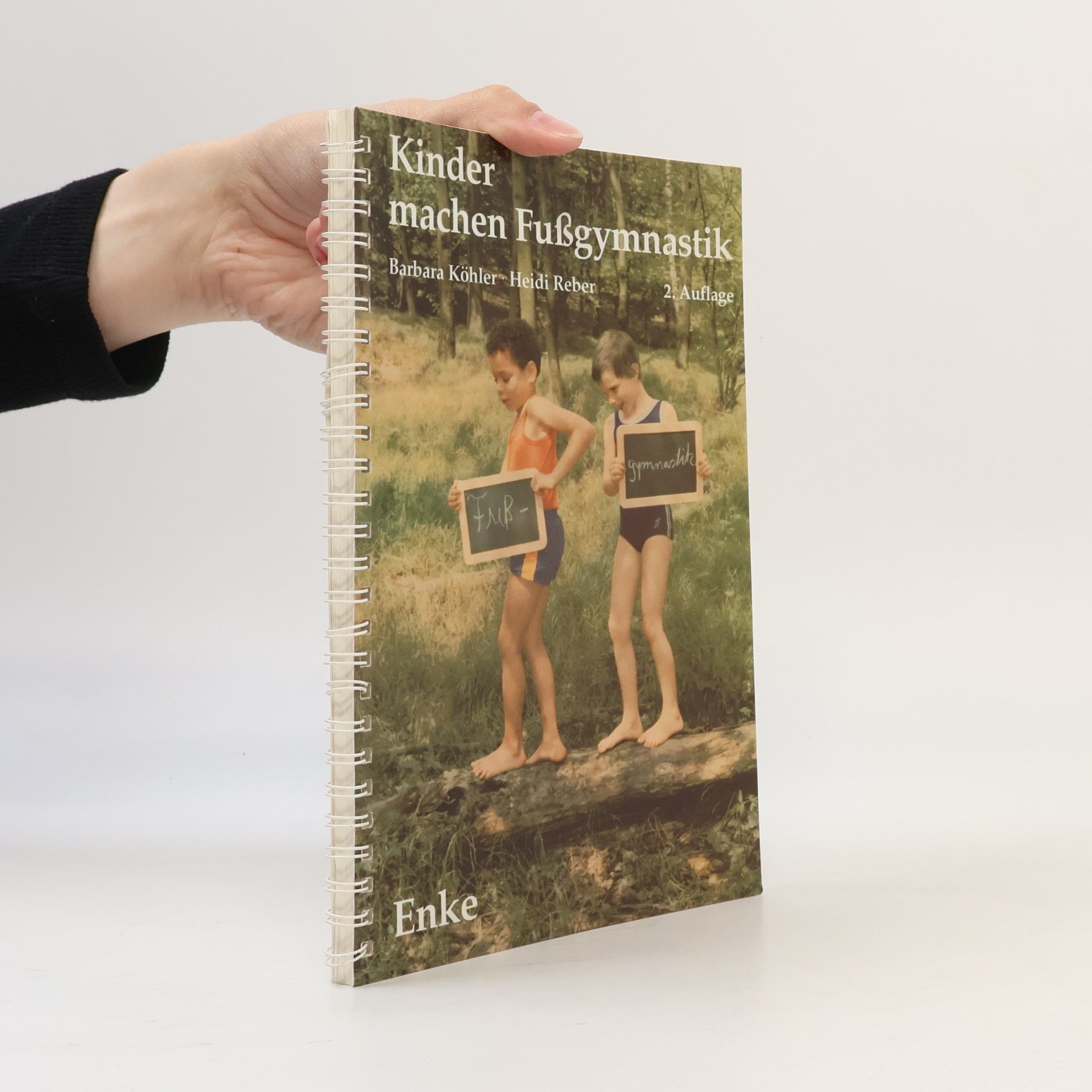 Kinder machen Fussgymnastik