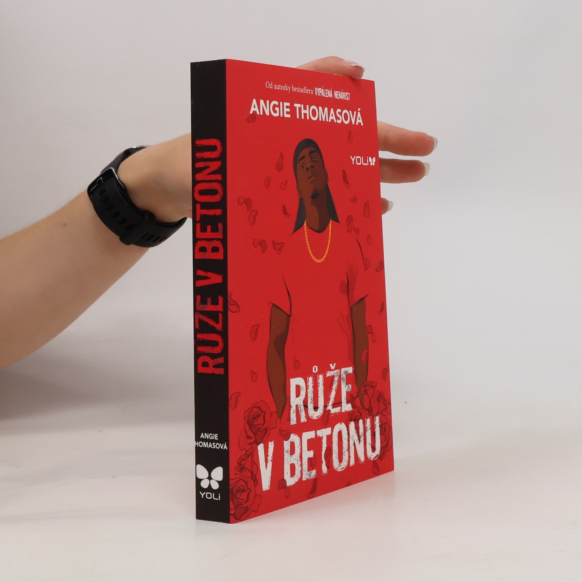 Angie Thomas Růže v betonu