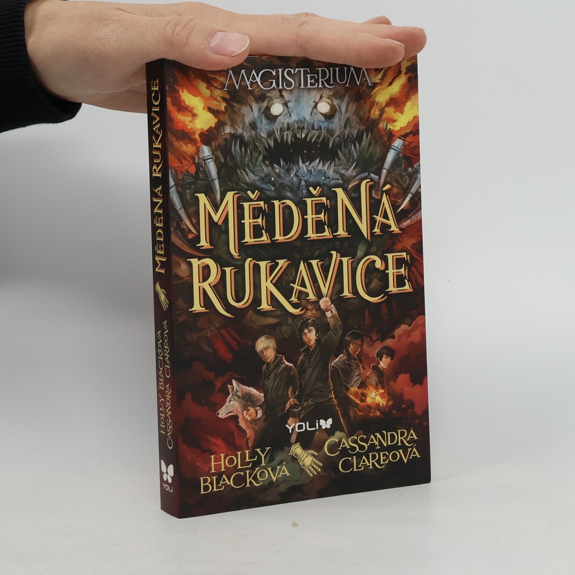 Holly Black Magisterium. Měděná rukavice.