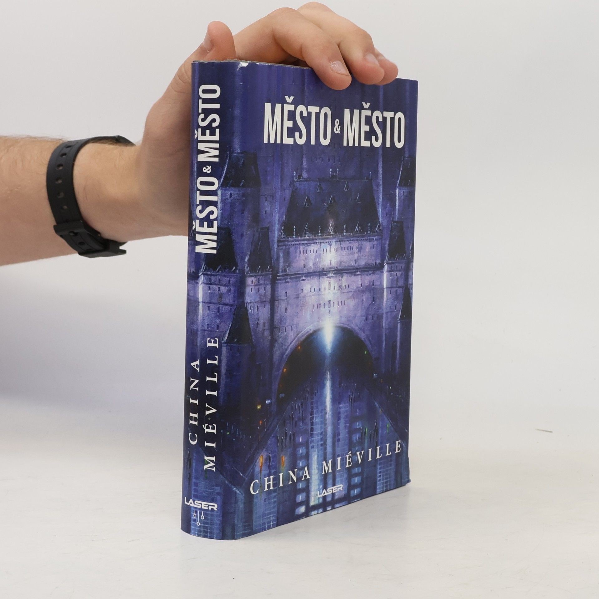 China Miéville Město & město