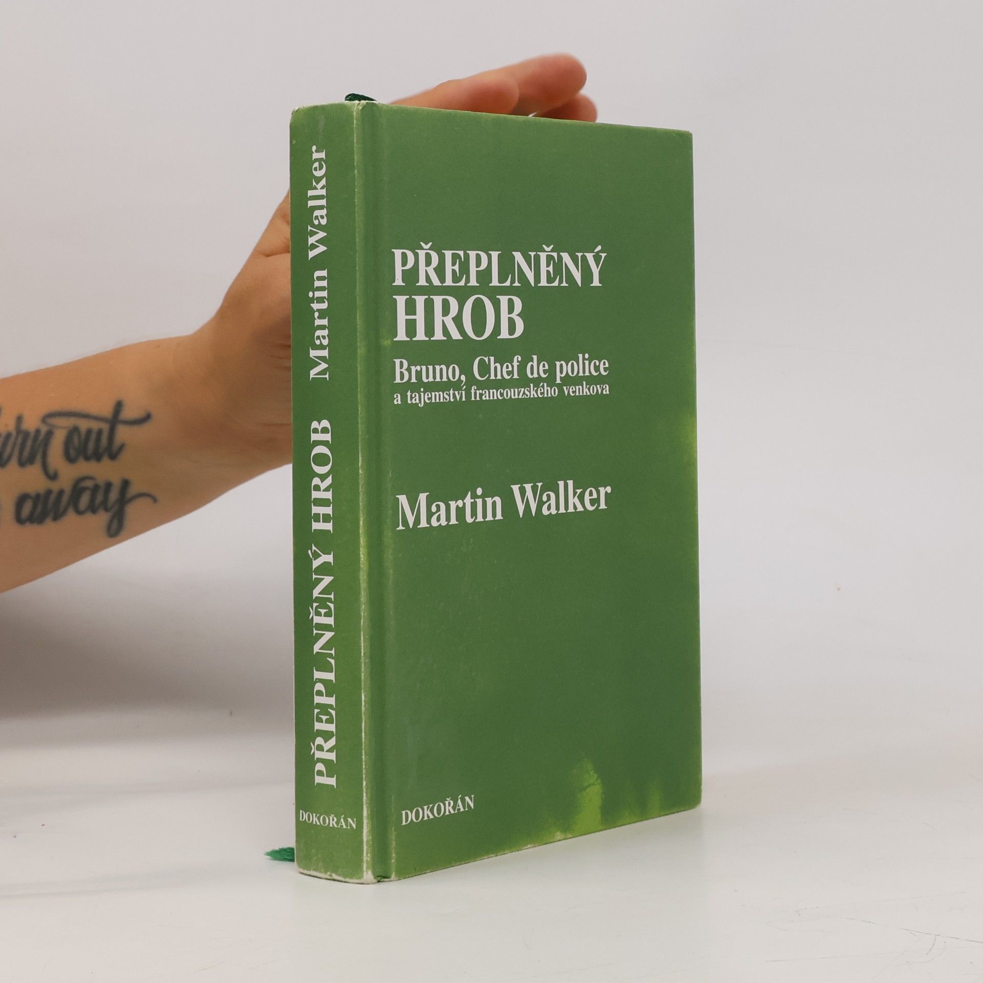 Martin Walker Přeplněný hrob