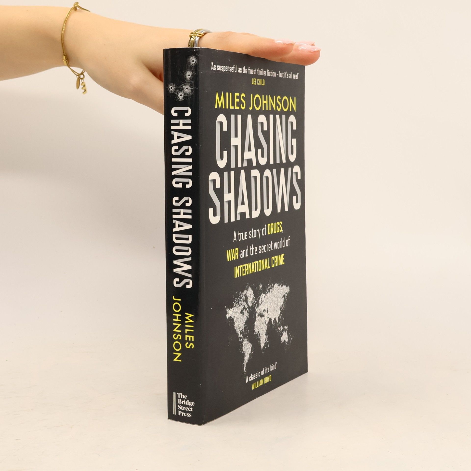 Alicia A Johnson Chasing Shadows: A true story of drugs, war and the secret world of international crime