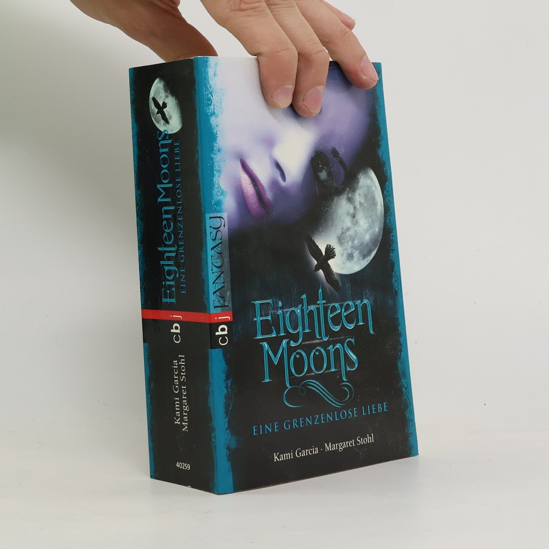 Kami Garcia Eighteen moons
